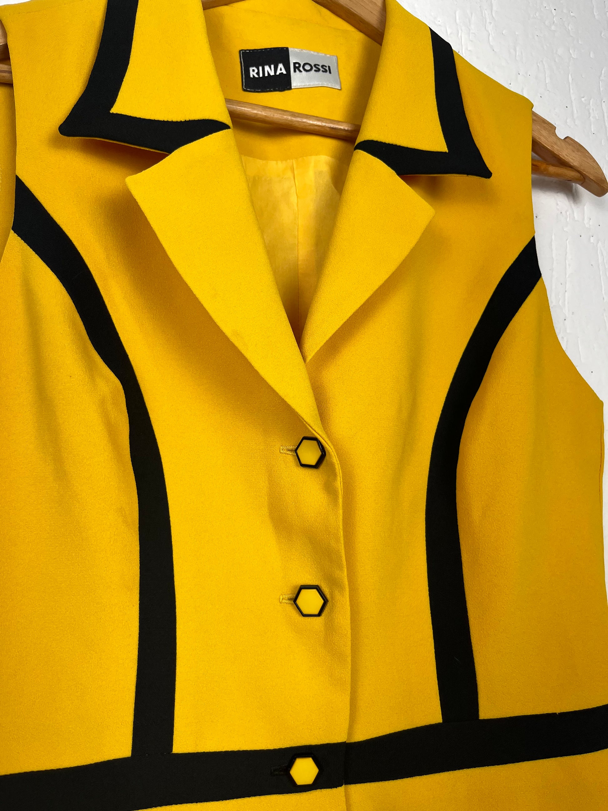 Colete Rina Rossi Amarelo Vibrante – Estilo Retrô Mod com Peplum