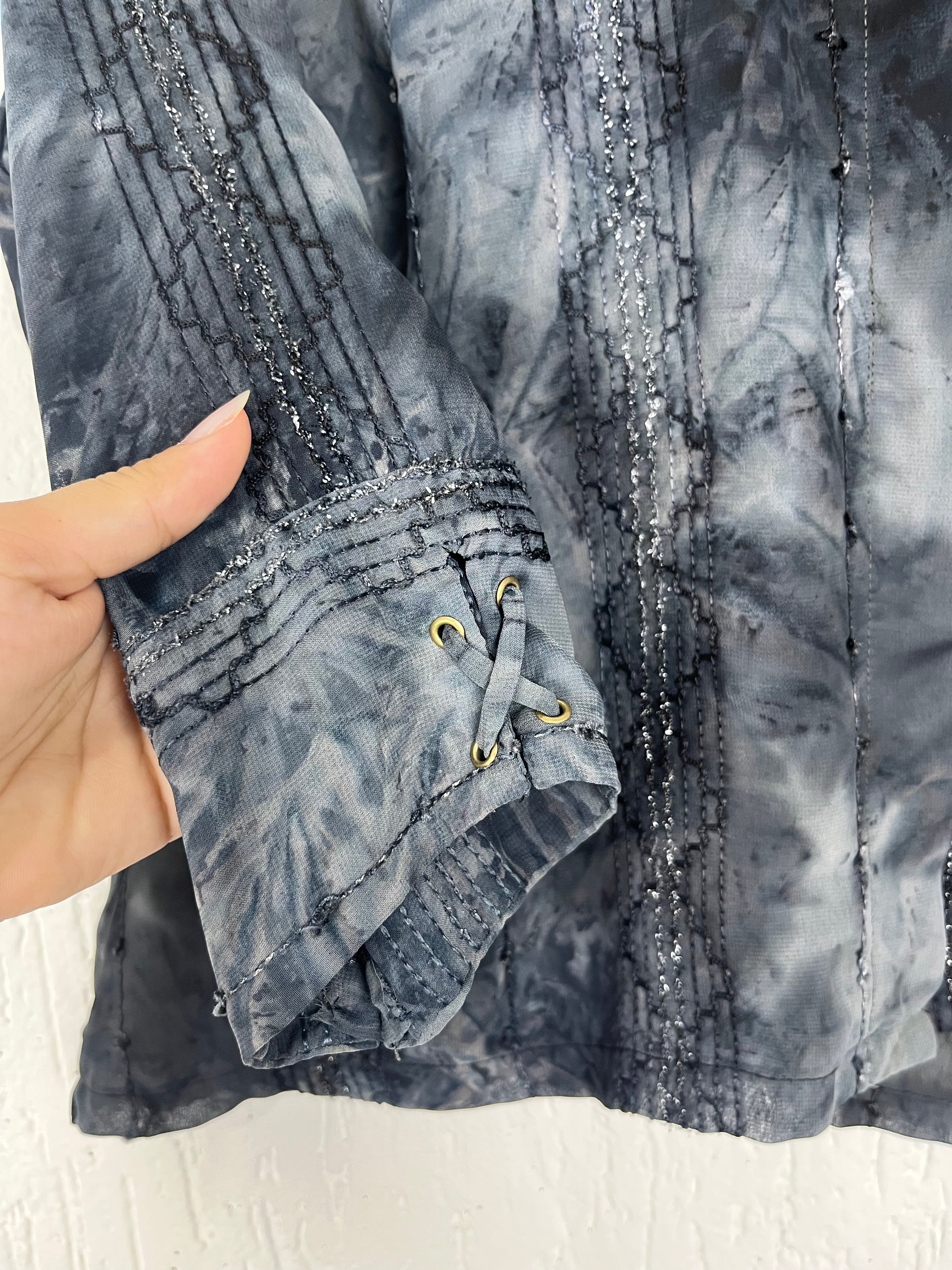 Camisa Gótica Boho Tie-Dye com Brilho e Textura