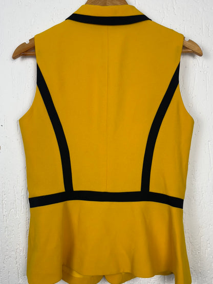 Colete Rina Rossi Amarelo Vibrante – Estilo Retrô Mod com Peplum