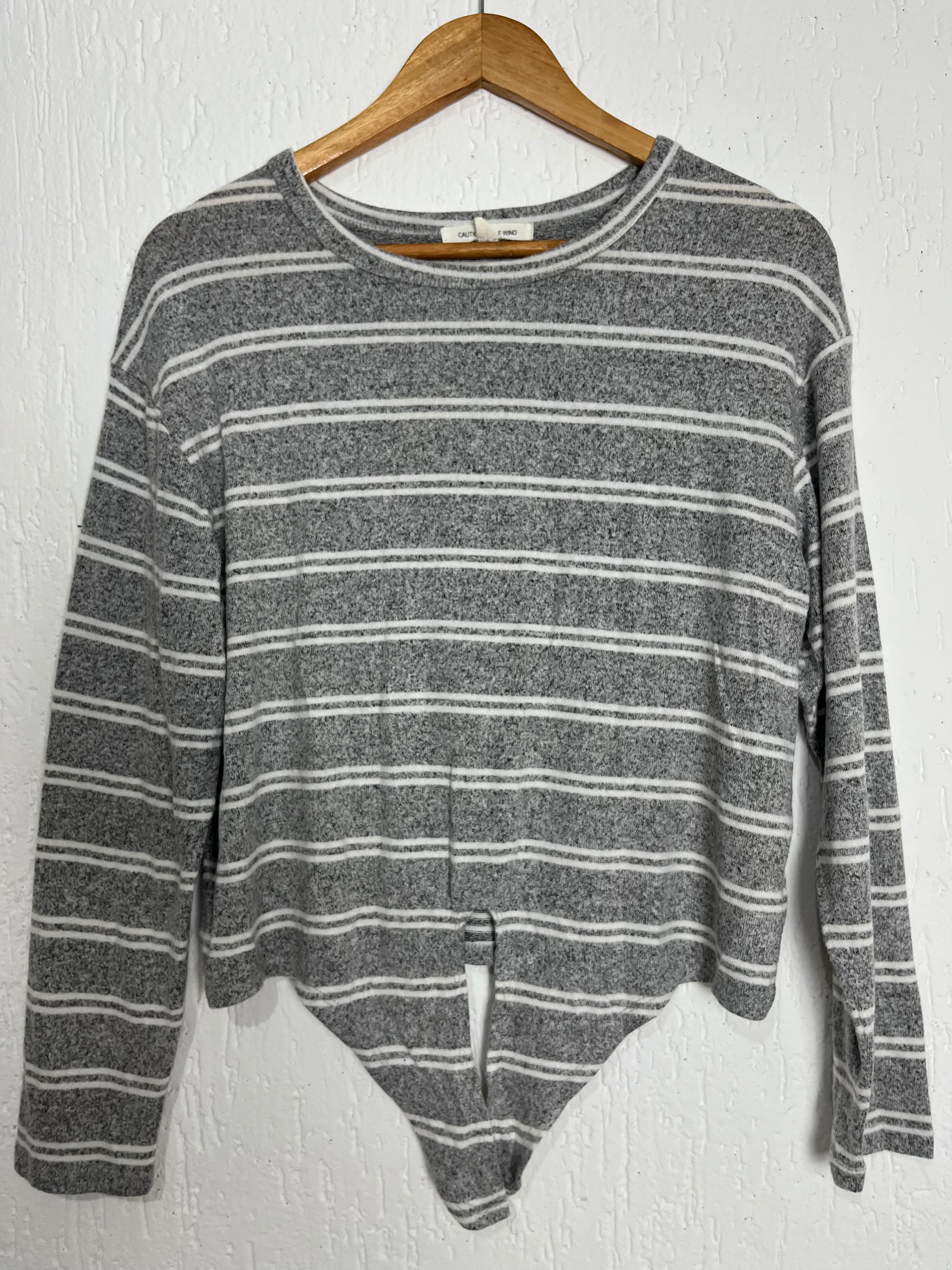 Blusa Manga Longa Listrada com Detalhe de Amarração