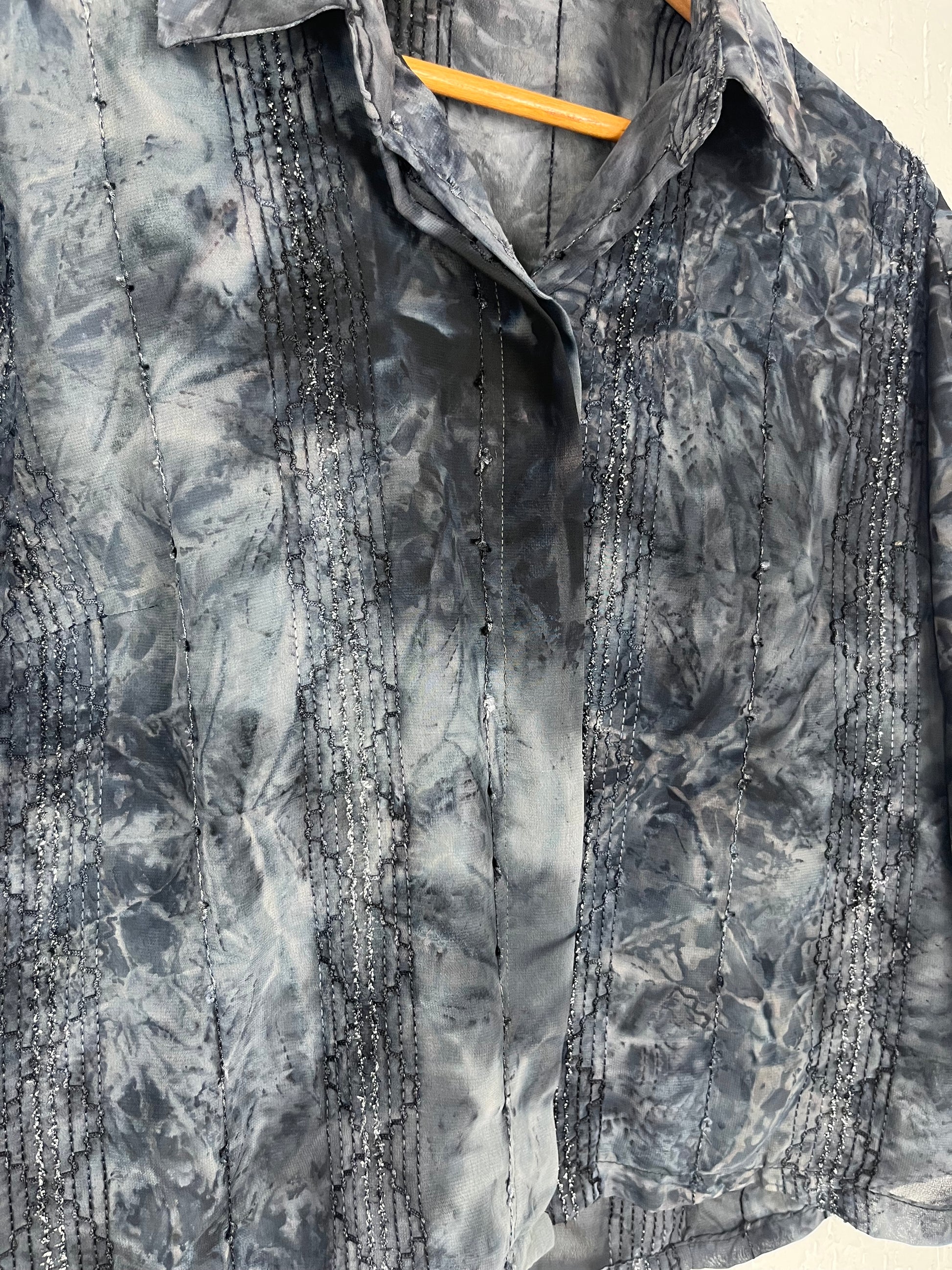 Camisa Gótica Boho Tie-Dye com Brilho e Textura