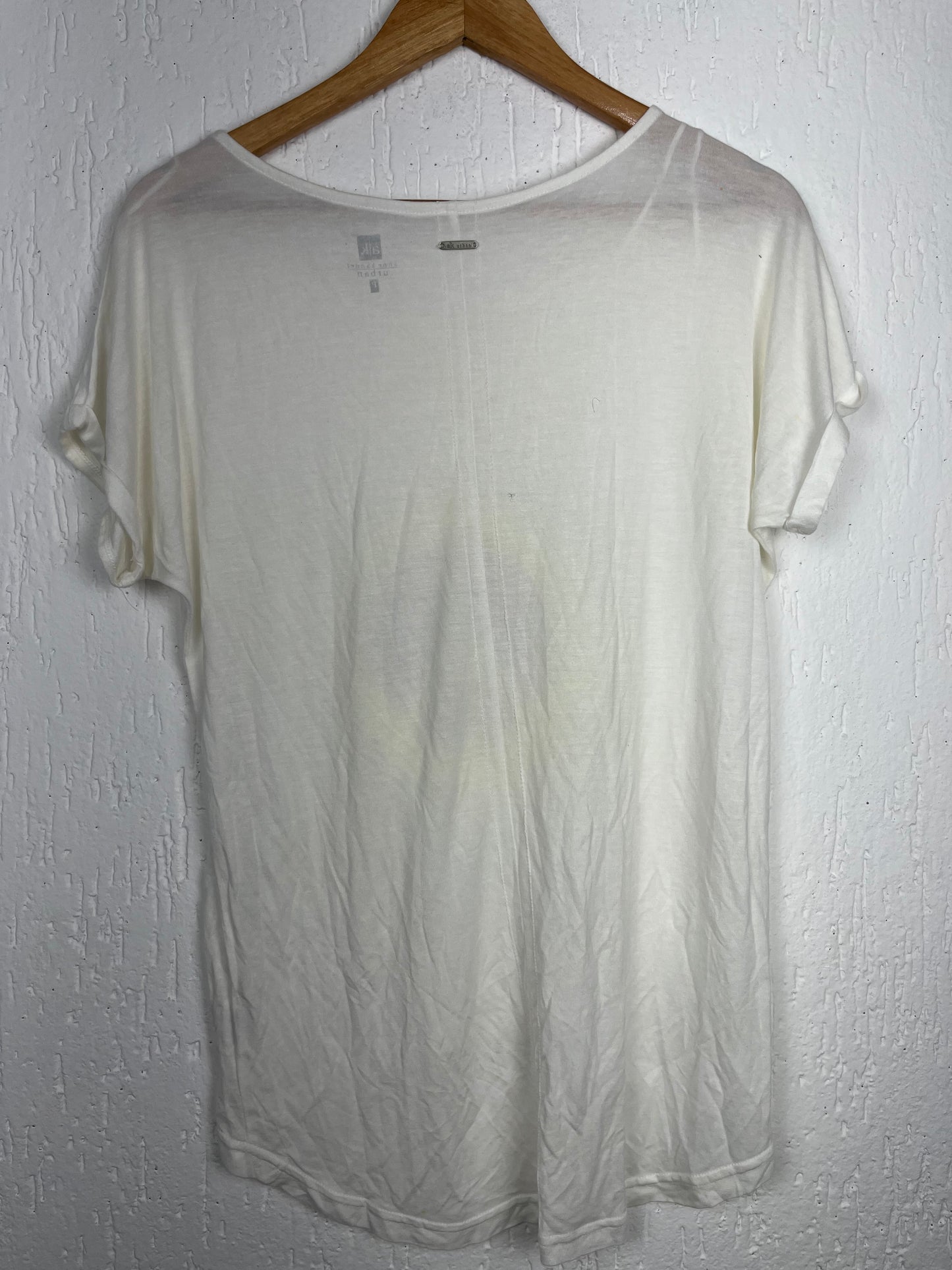 Blusa off white com aplicação paetê