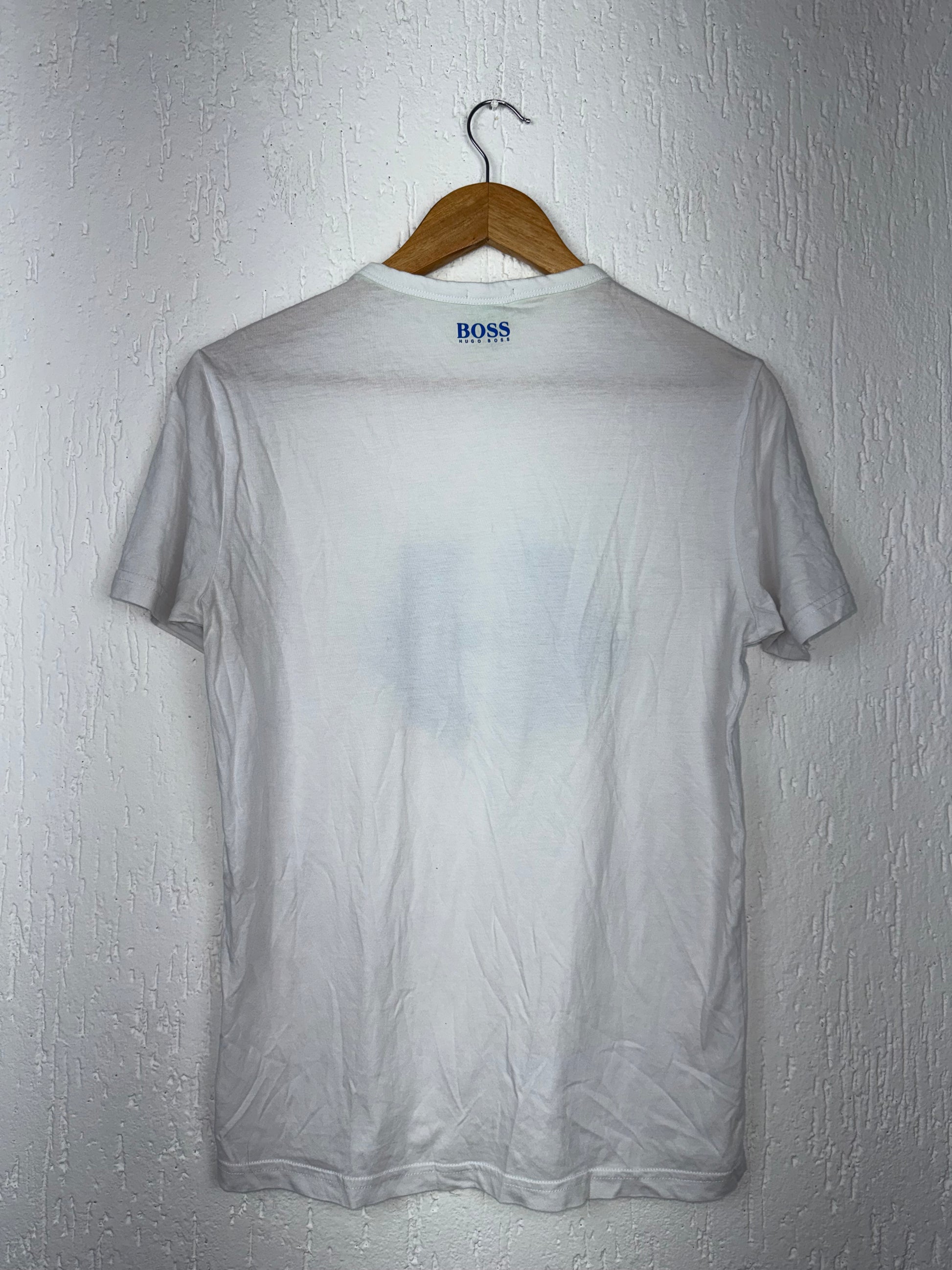 Camiseta Hugo Boss Branca com Logo Geométrico Azul