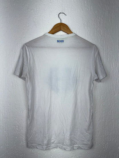 Camiseta Hugo Boss Branca com Logo Geométrico Azul