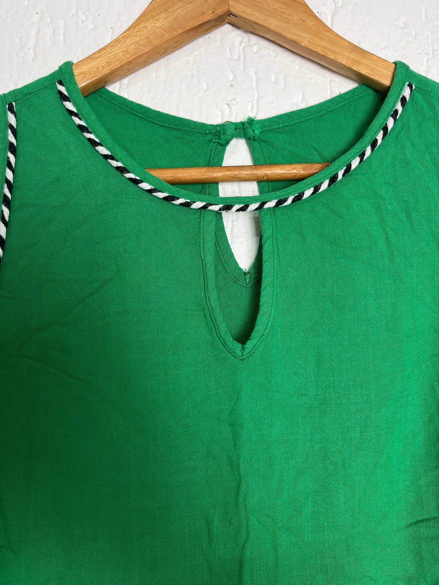 Regata Verde Vibrante - Detalhes Trançados P&B