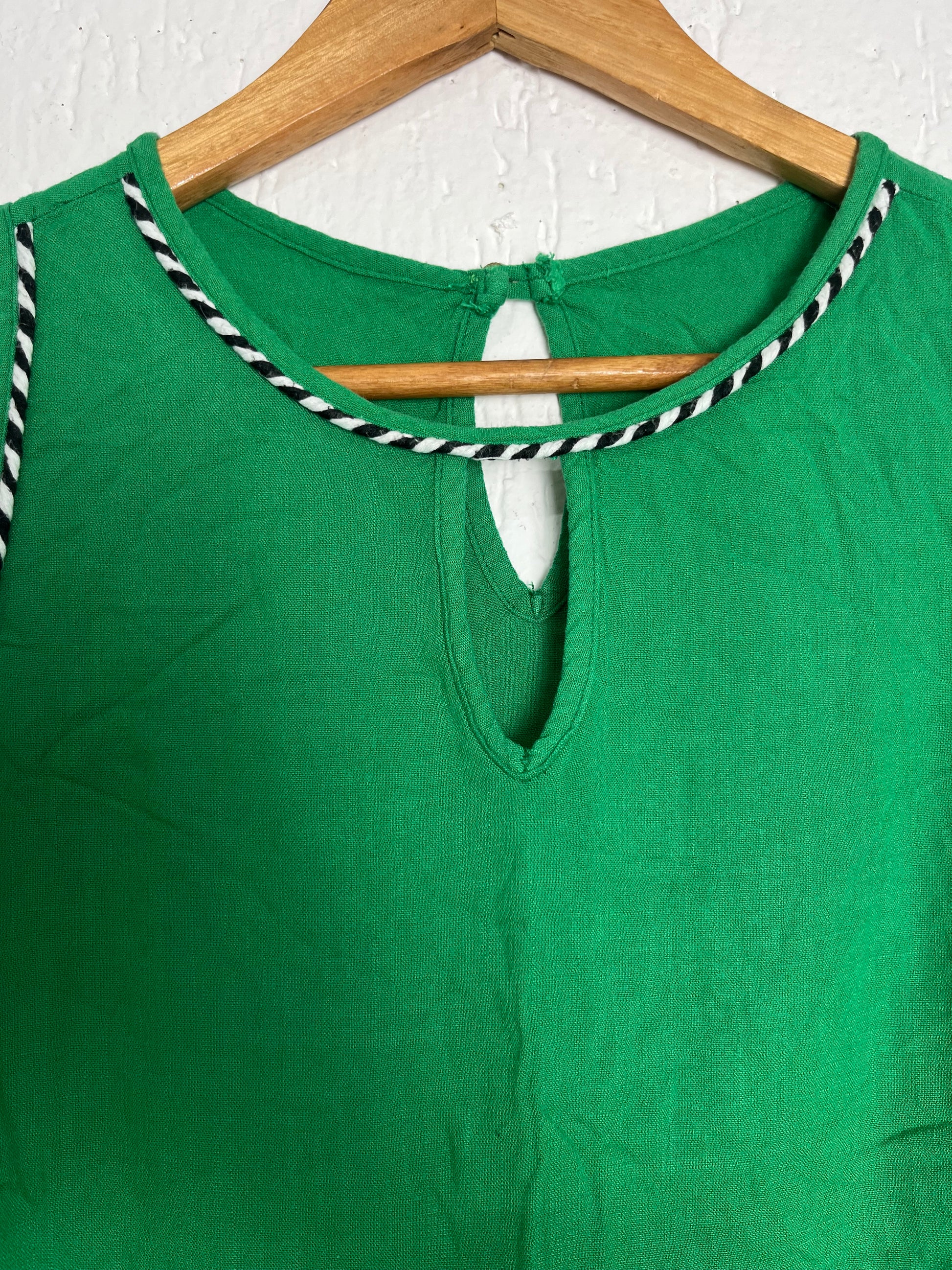 Regata Verde Vibrante - Detalhes Trançados P&B