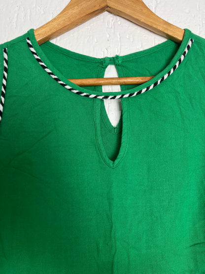 Regata Verde Vibrante - Detalhes Trançados P&B