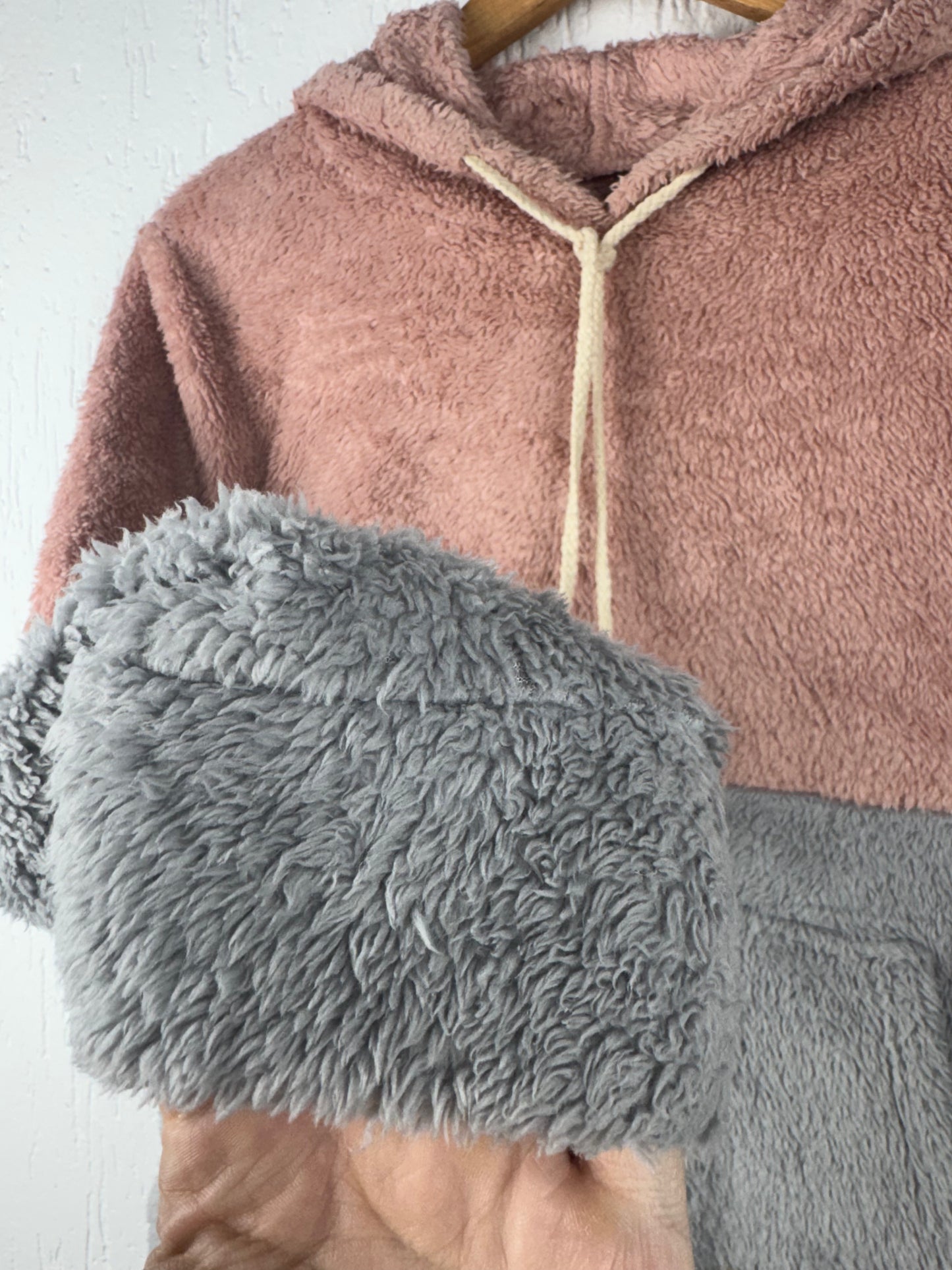 Blusa Pelúcia Capuz Rosê e Cinza Pompom