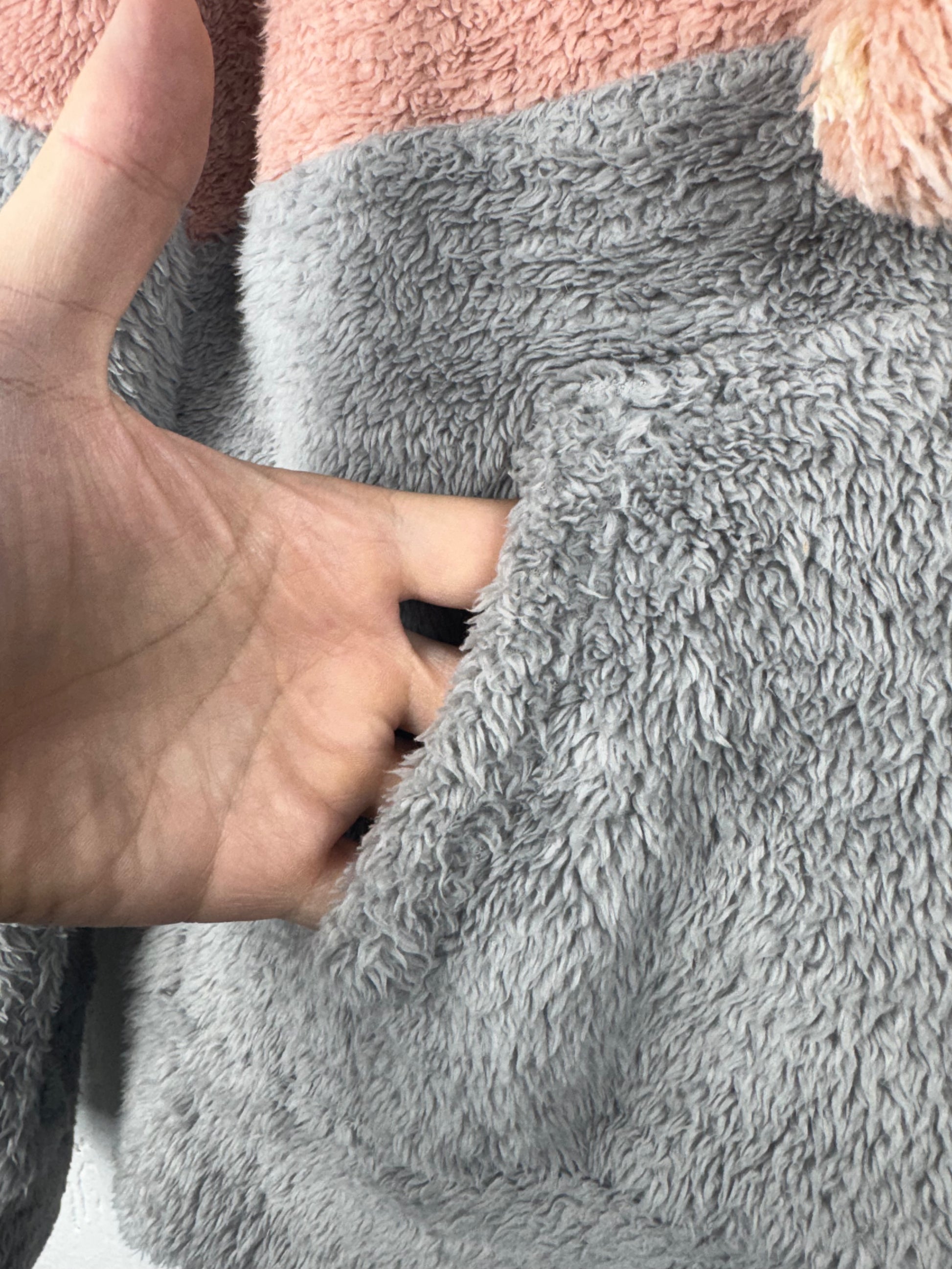 Blusa Pelúcia Capuz Rosê e Cinza Pompom