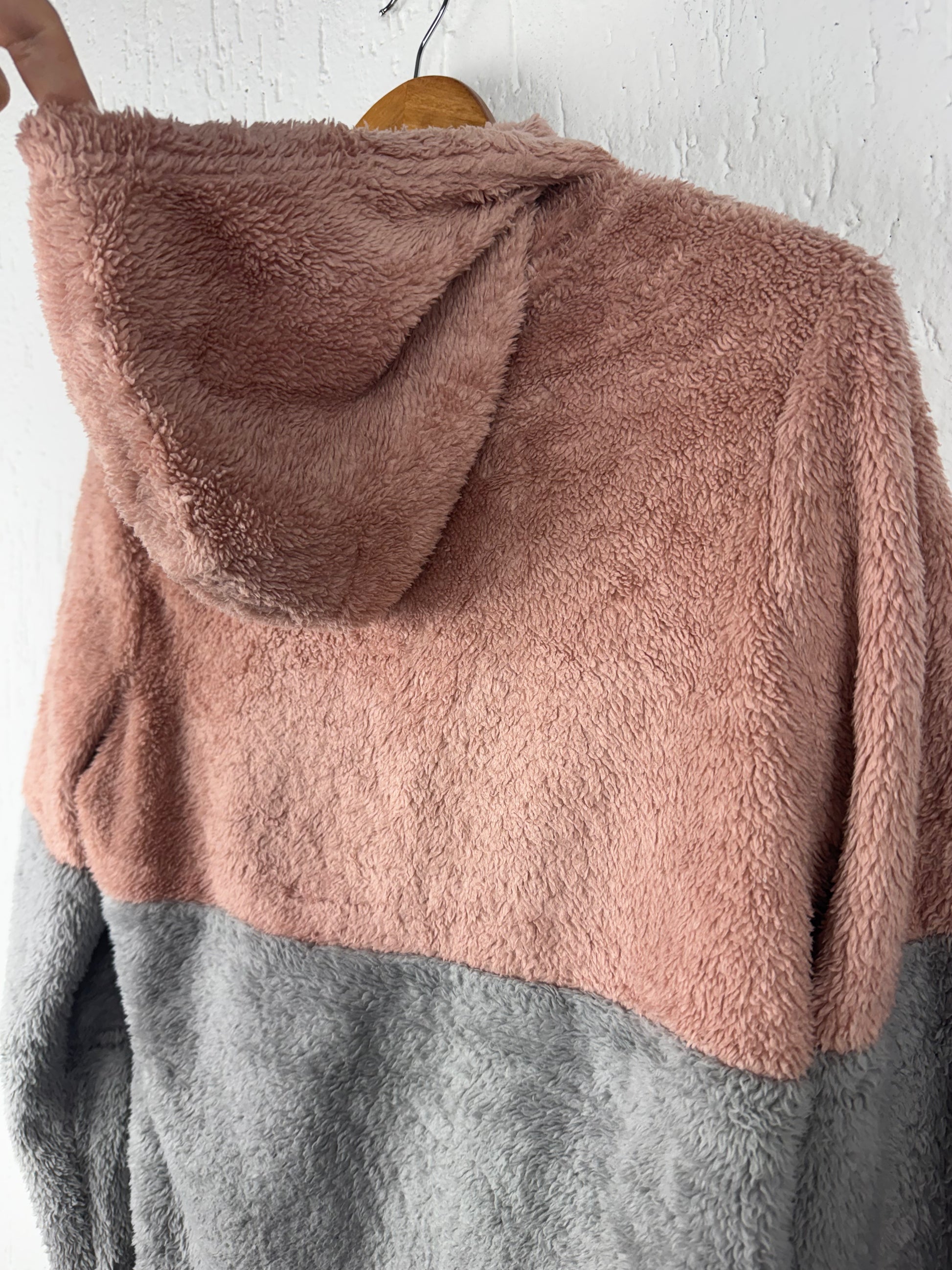 Blusa Pelúcia Capuz Rosê e Cinza Pompom