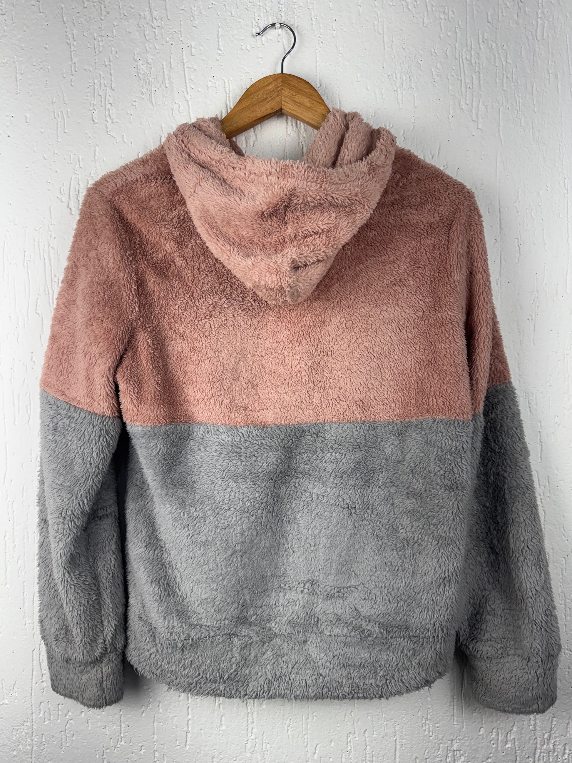 Blusa Pelúcia Capuz Rosê e Cinza Pompom