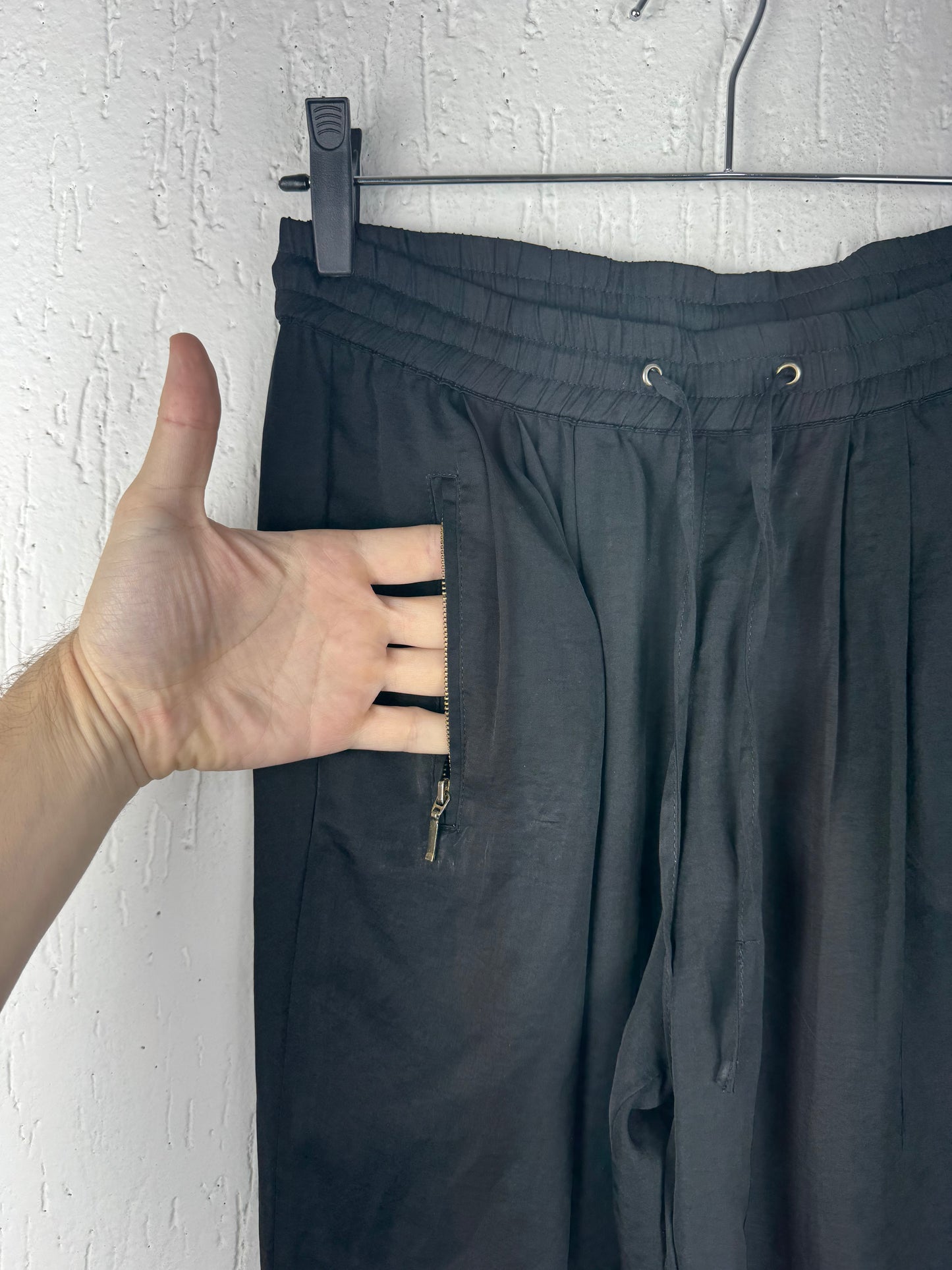Calça Jogger Zara Preta Fluida Bolso Zíper