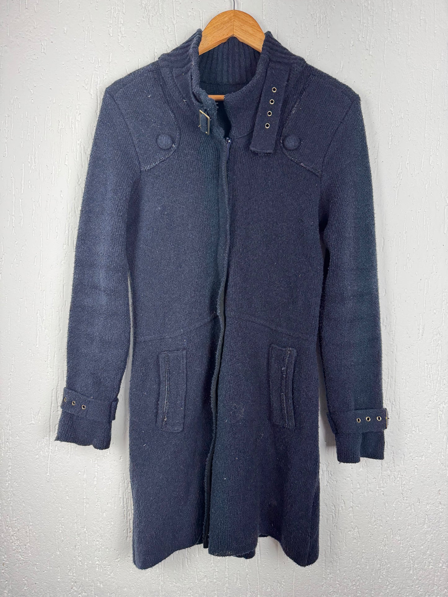 Casaco Longo Azul Marinho Estilo Militar com Zíper e Fivelas