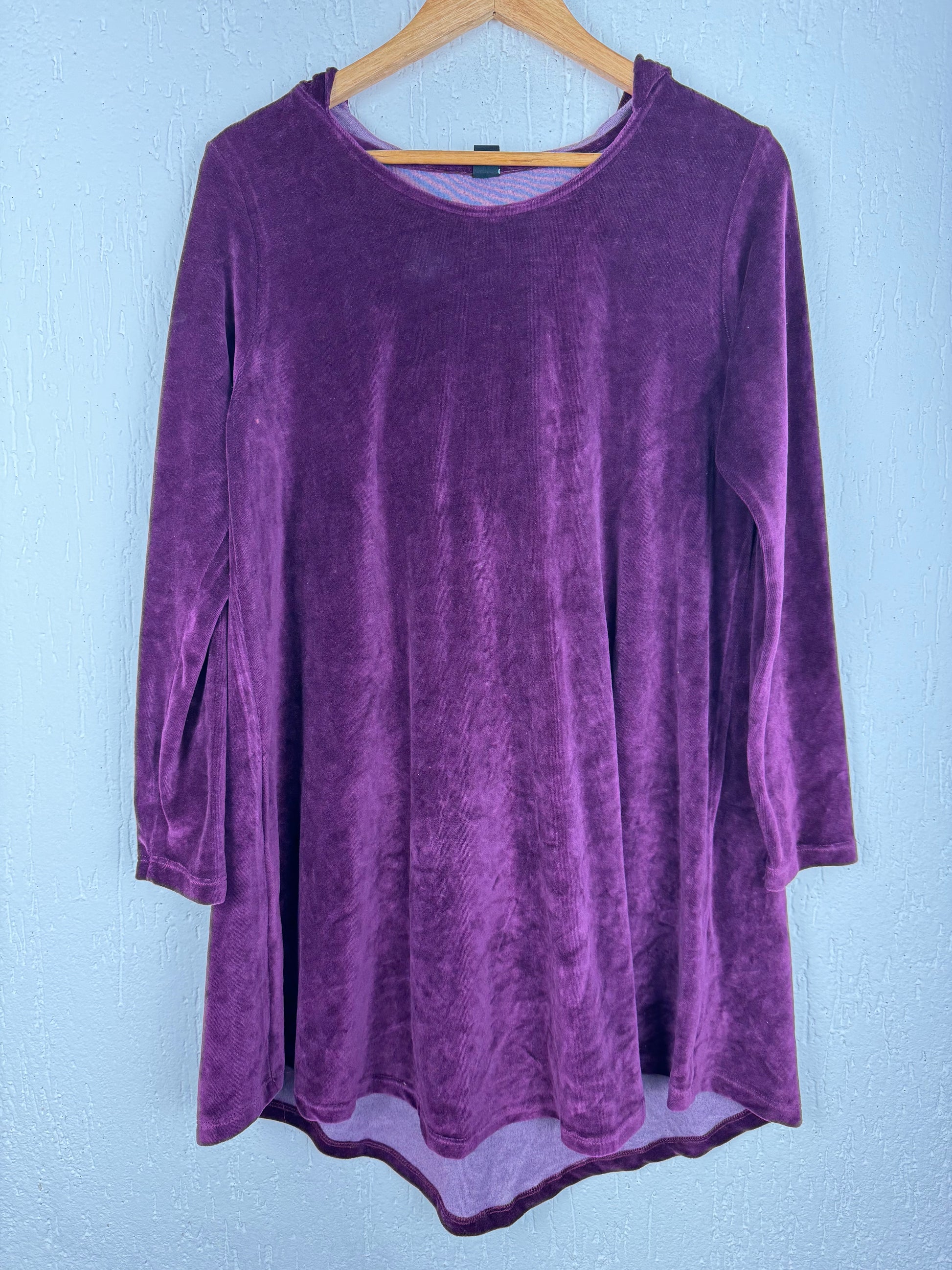 Blusa Túnica Veludo Roxo com Capuz Manga Longa