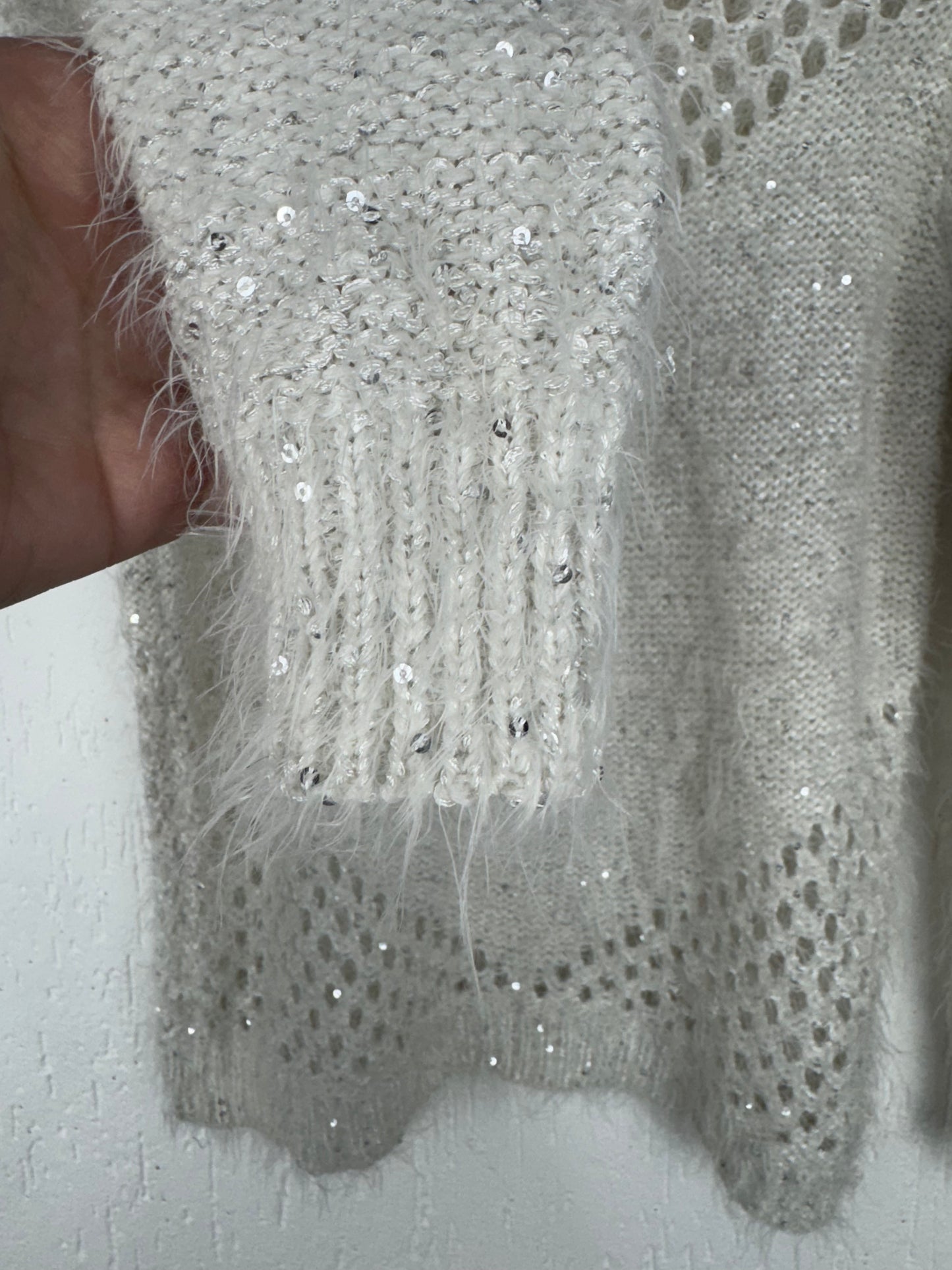 Suéter Tricô Peludo Branco com Paetês e Pontos Vazados