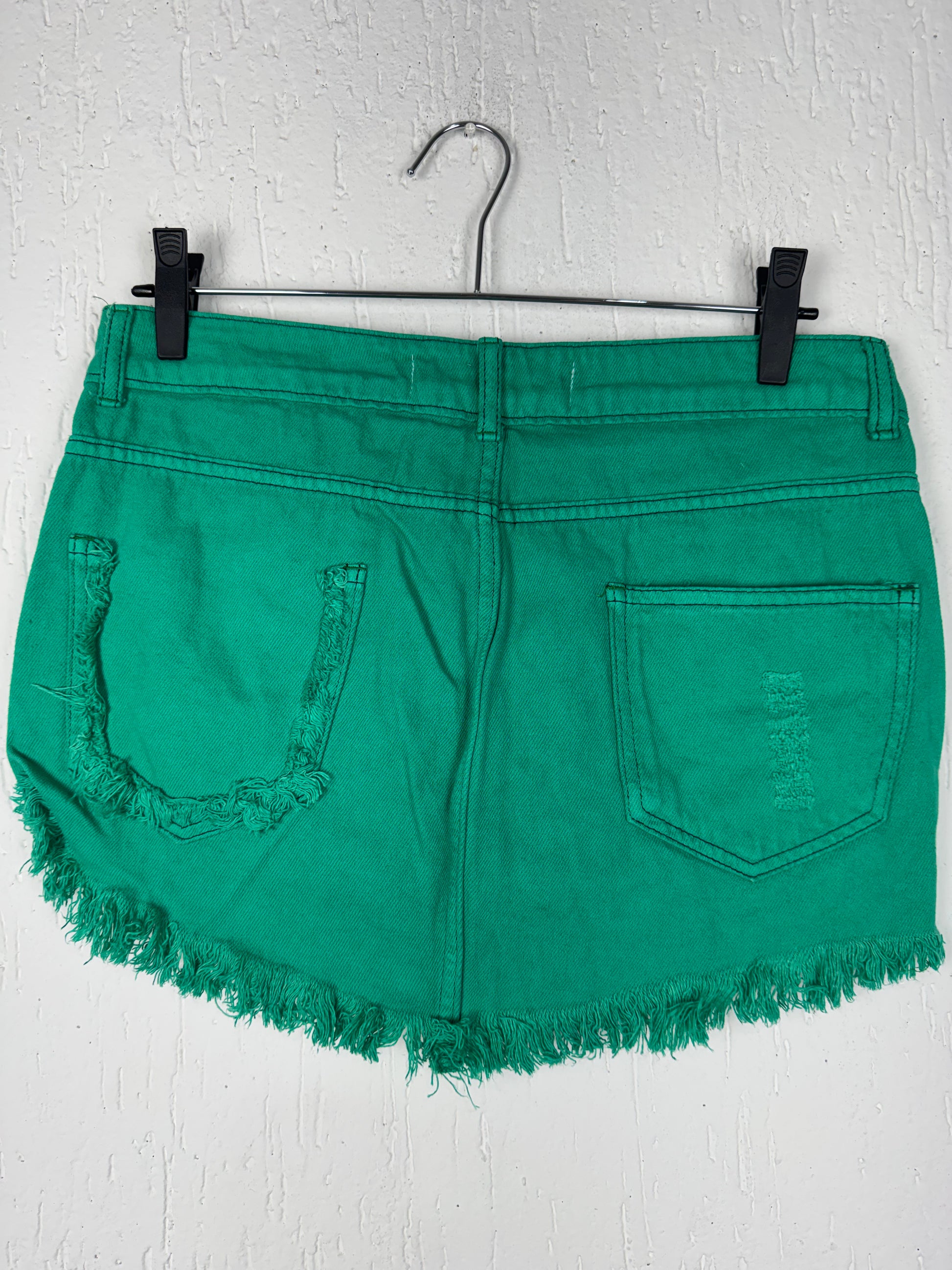 Saia Jeans Verde Destroyed Curta Barra Desfiada