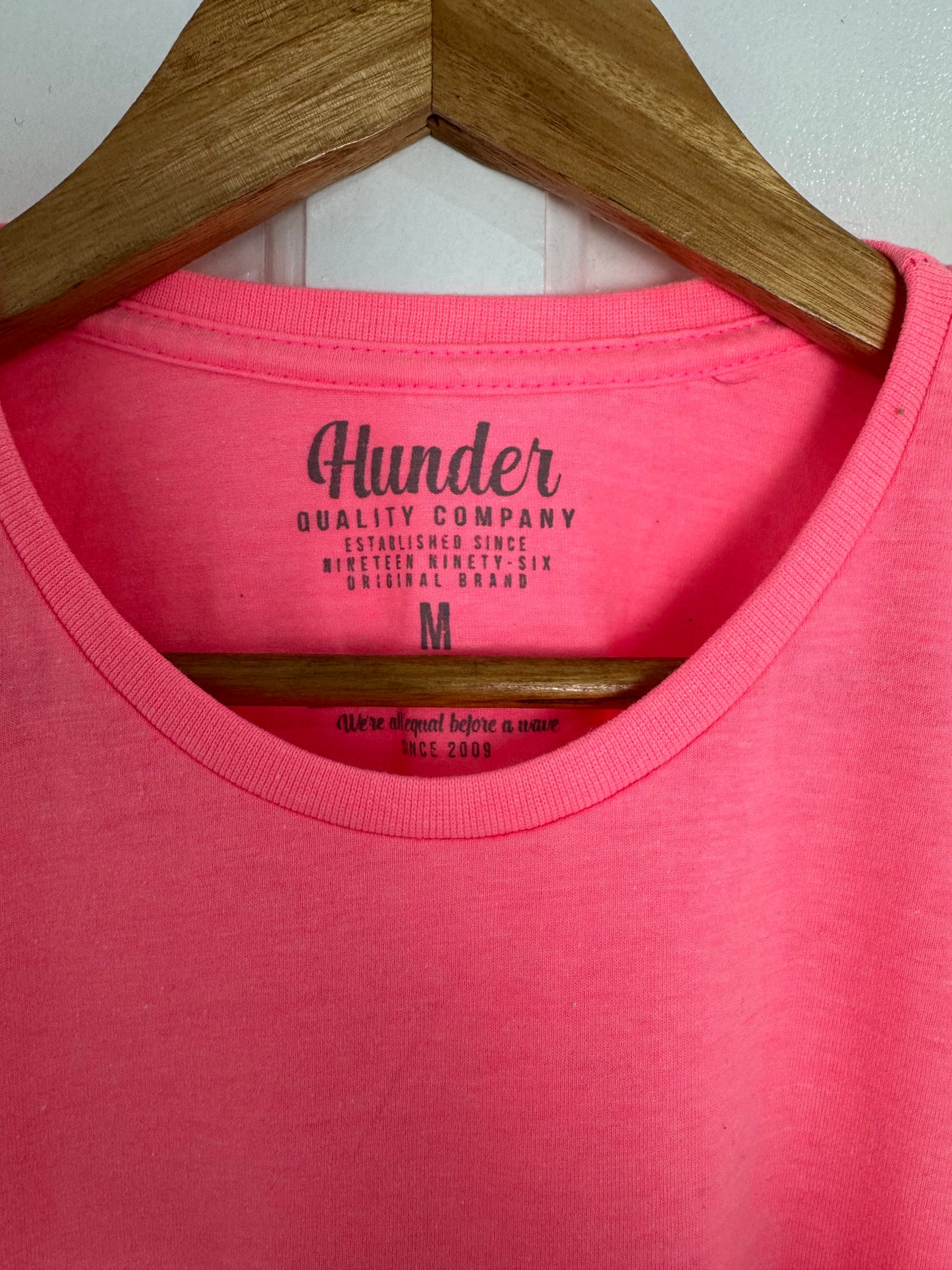 Camiseta Rosa Neon Surf California Hunder