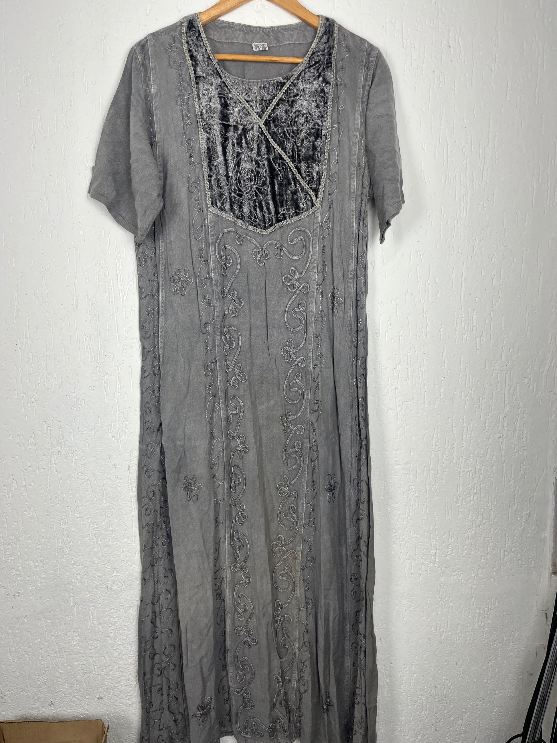 Vestido Longo 100% Viscose Cinza com Bordados e Veludo