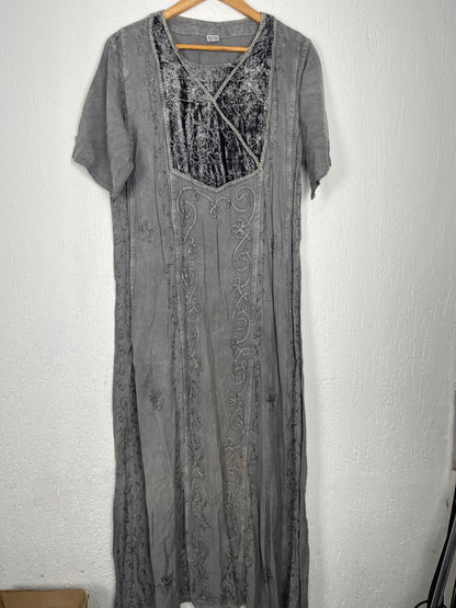 Vestido Longo 100% Viscose Cinza com Bordados e Veludo