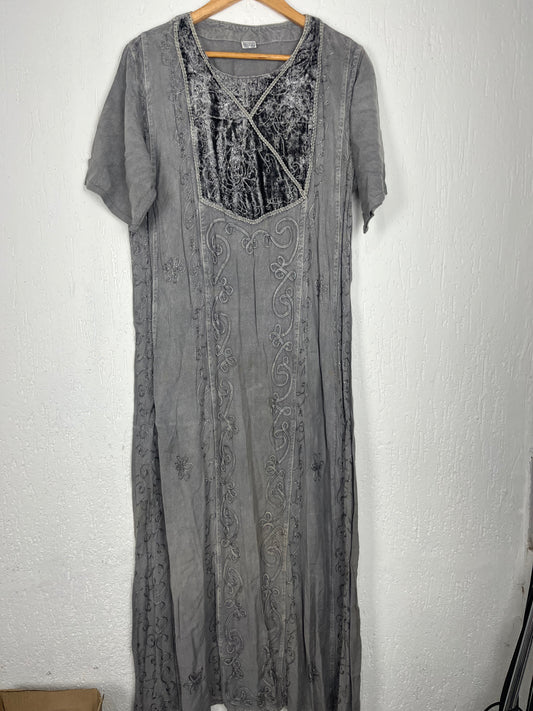 Vestido Longo 100% Viscose Cinza com Bordados e Veludo