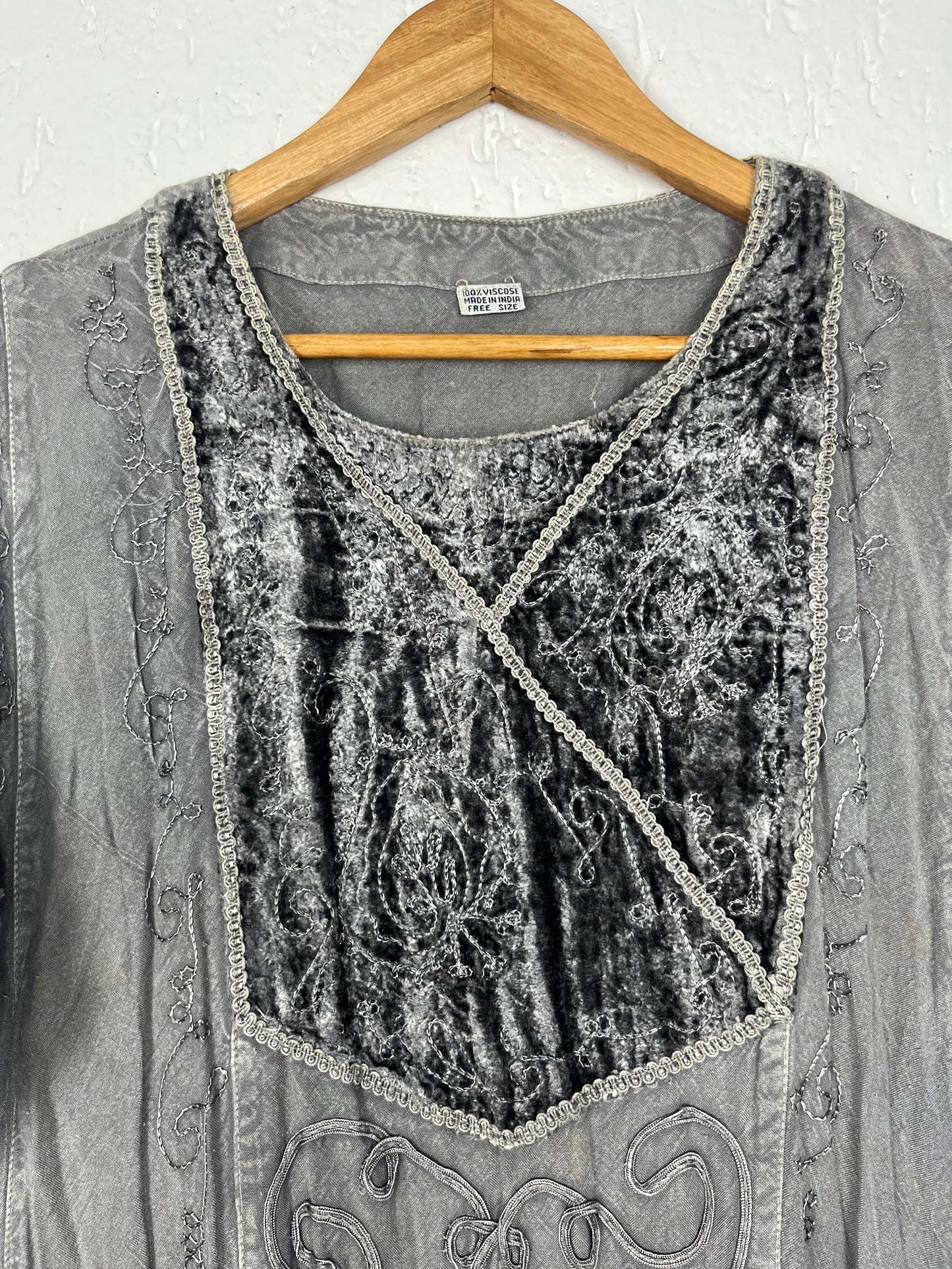Vestido Longo 100% Viscose Cinza com Bordados e Veludo