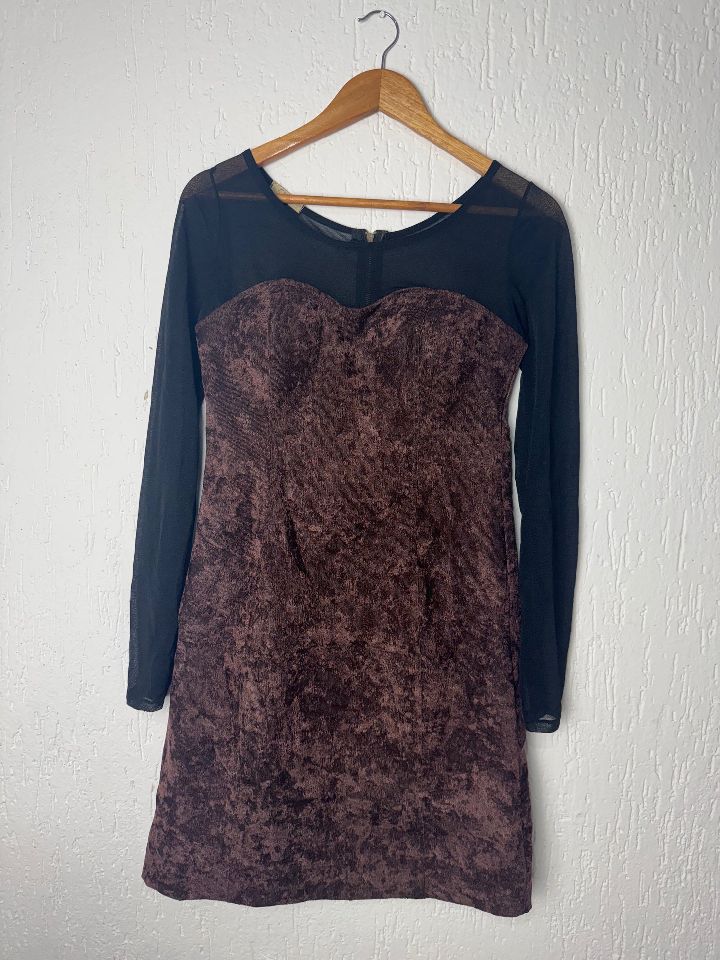 Vestido Curto Veludo Marsala e Transparência em Tule