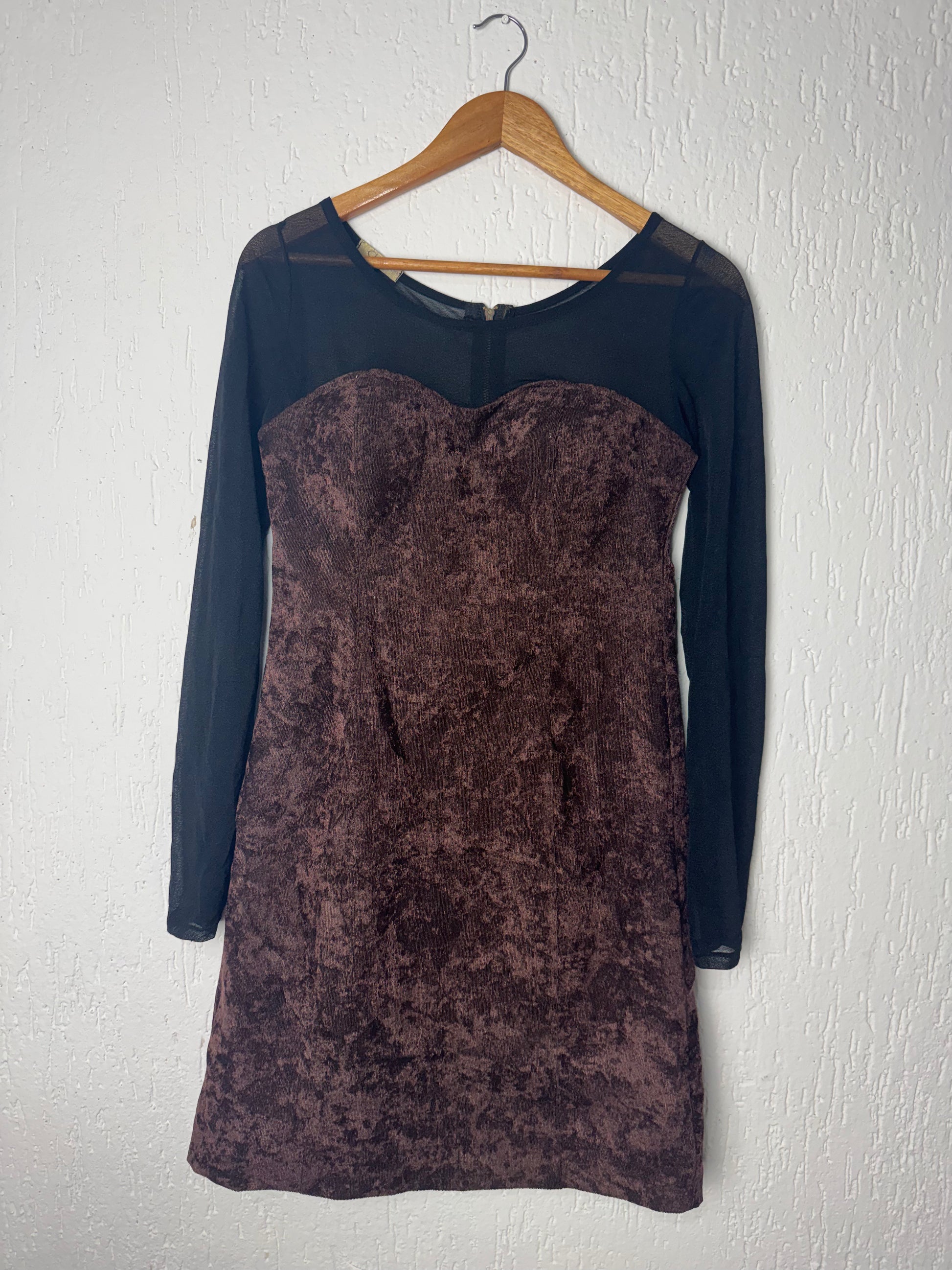 Vestido Curto Veludo Marsala e Transparência em Tule