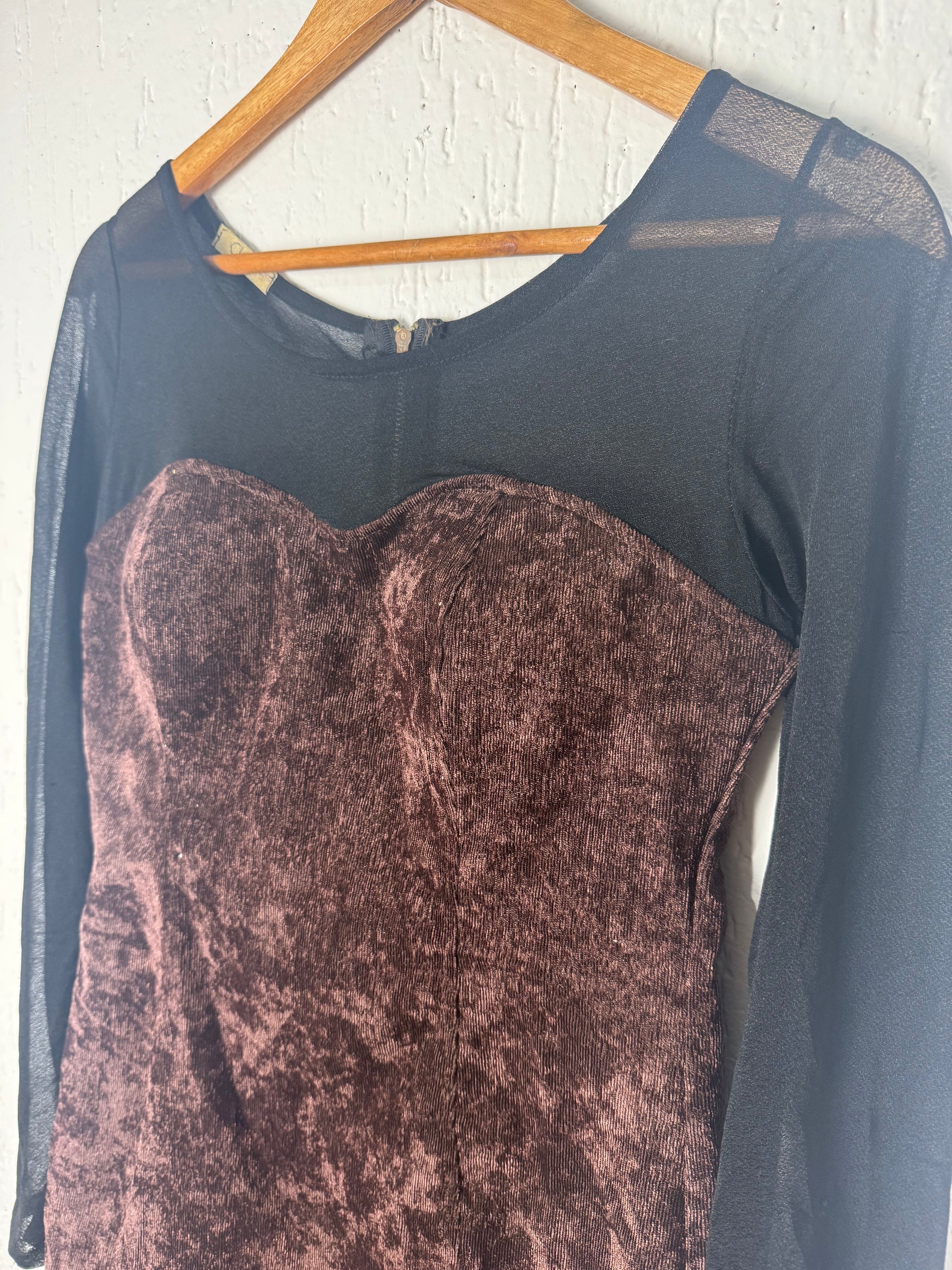 Vestido Curto Veludo Marsala e Transparência em Tule