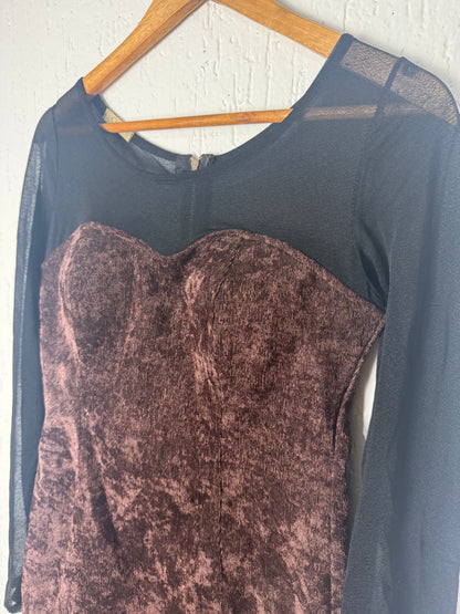 Vestido Curto Veludo Marsala e Transparência em Tule