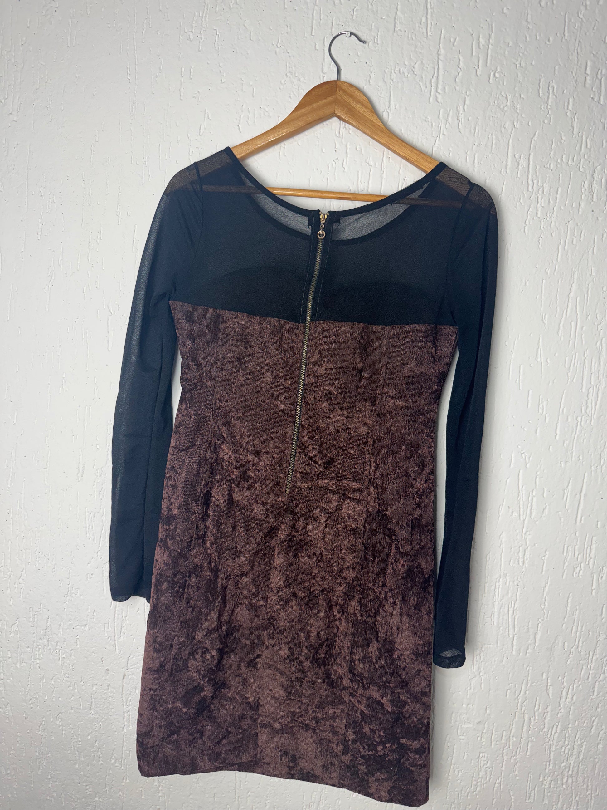 Vestido Curto Veludo Marsala e Transparência em Tule