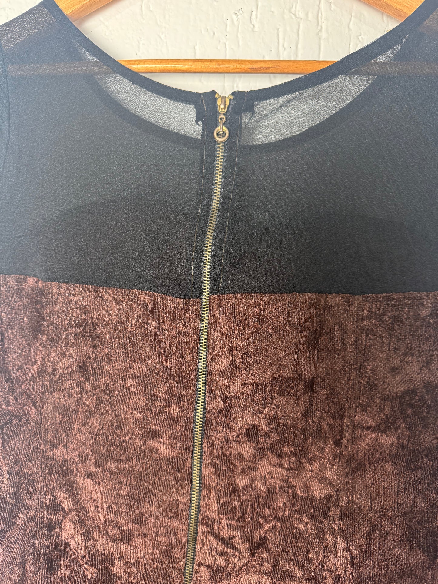 Vestido Curto Veludo Marsala e Transparência em Tule