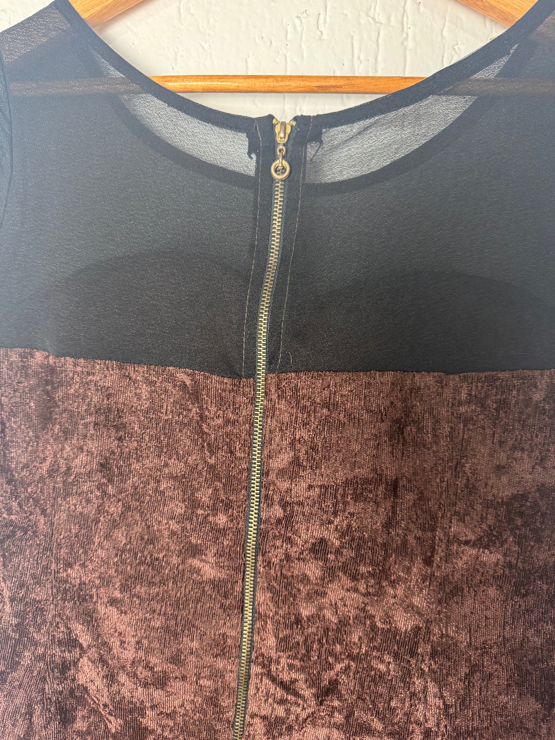 Vestido Curto Veludo Marsala e Transparência em Tule