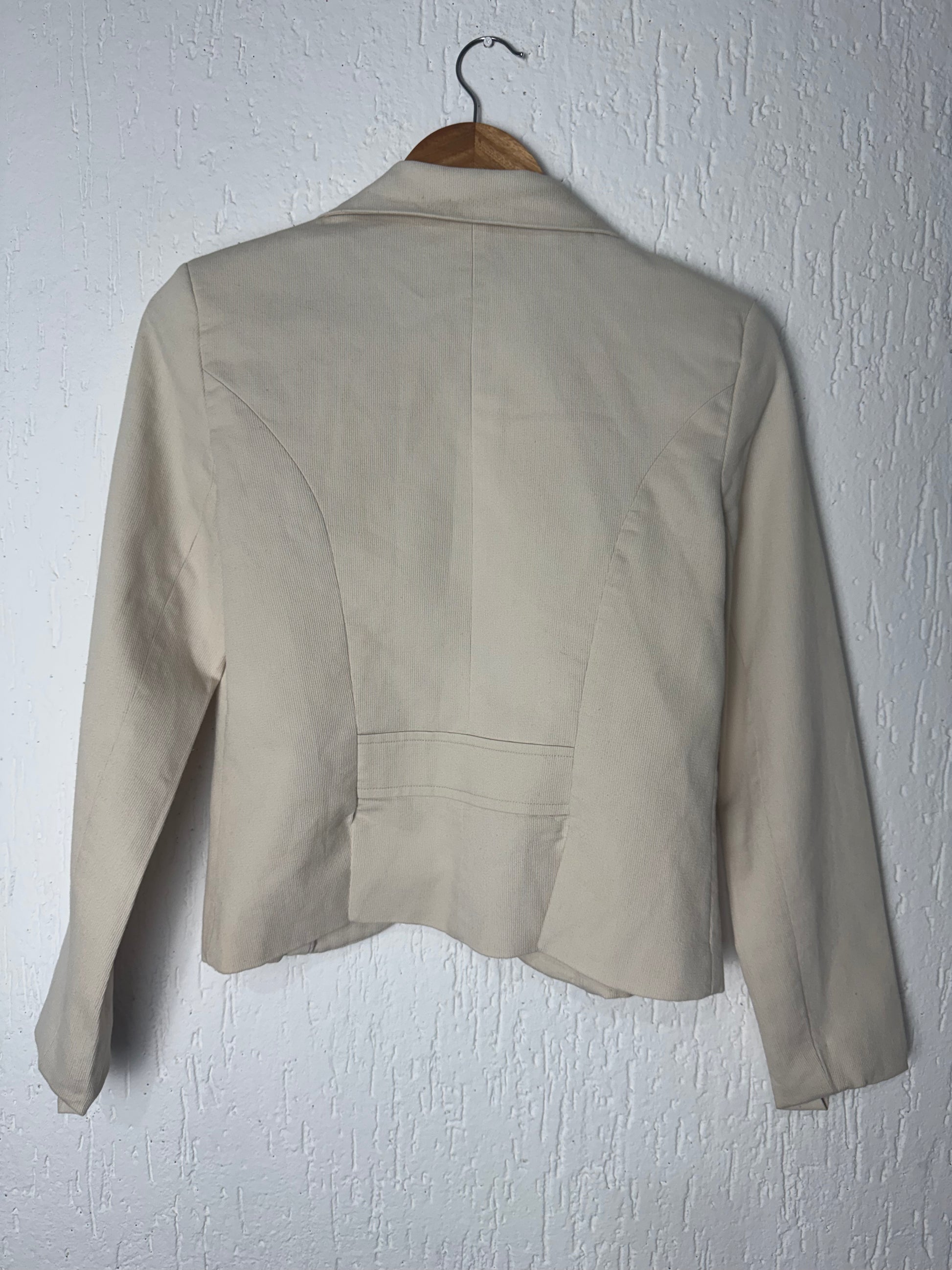 Blazer Feminino Off-White Estruturado com Fecho de Gancho Ornamental