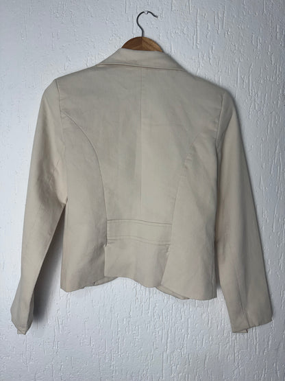 Blazer Feminino Off-White Estruturado com Fecho de Gancho Ornamental