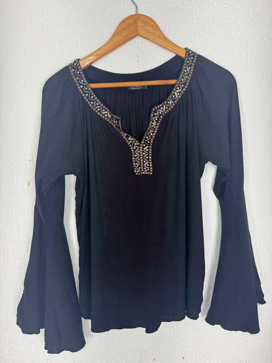 Bata Preta Boho Chic com Pedrarias e Manga Sino