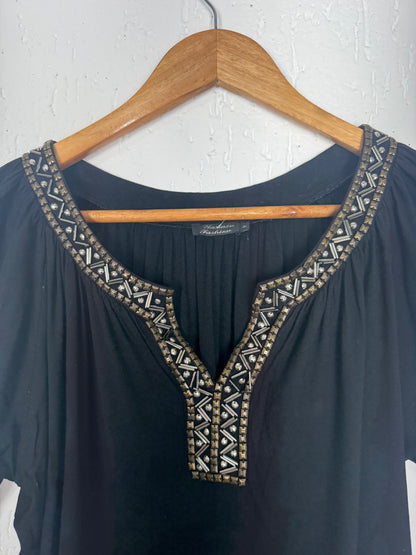 Bata Preta Boho Chic com Pedrarias e Manga Sino