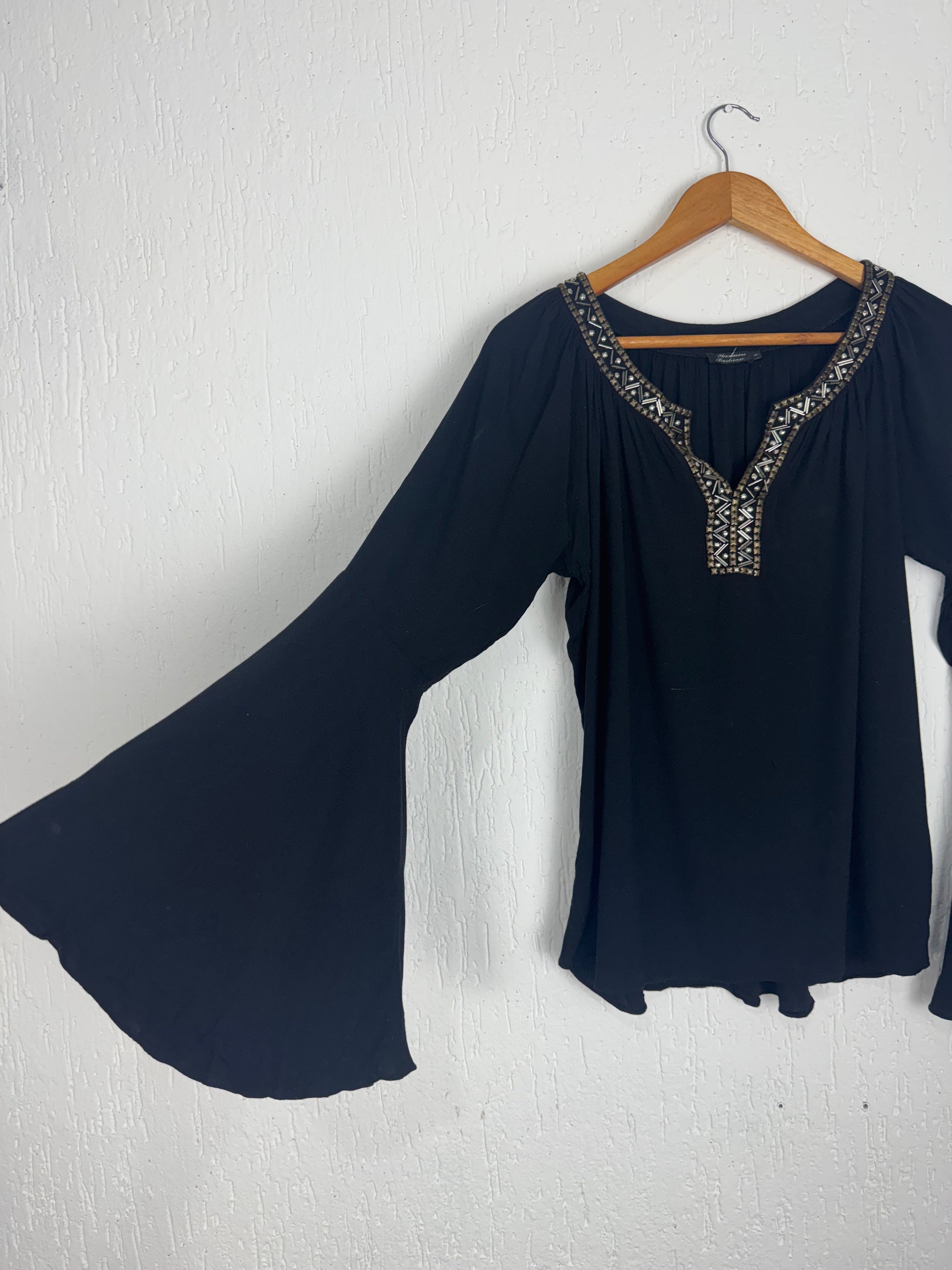 Bata Preta Boho Chic com Pedrarias e Manga Sino