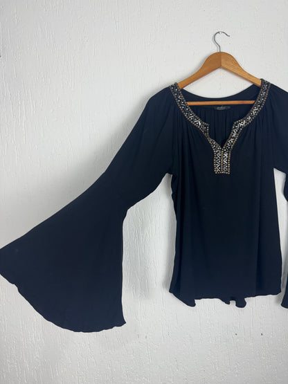 Bata Preta Boho Chic com Pedrarias e Manga Sino