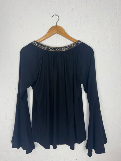 Bata Preta Boho Chic com Pedrarias e Manga Sino