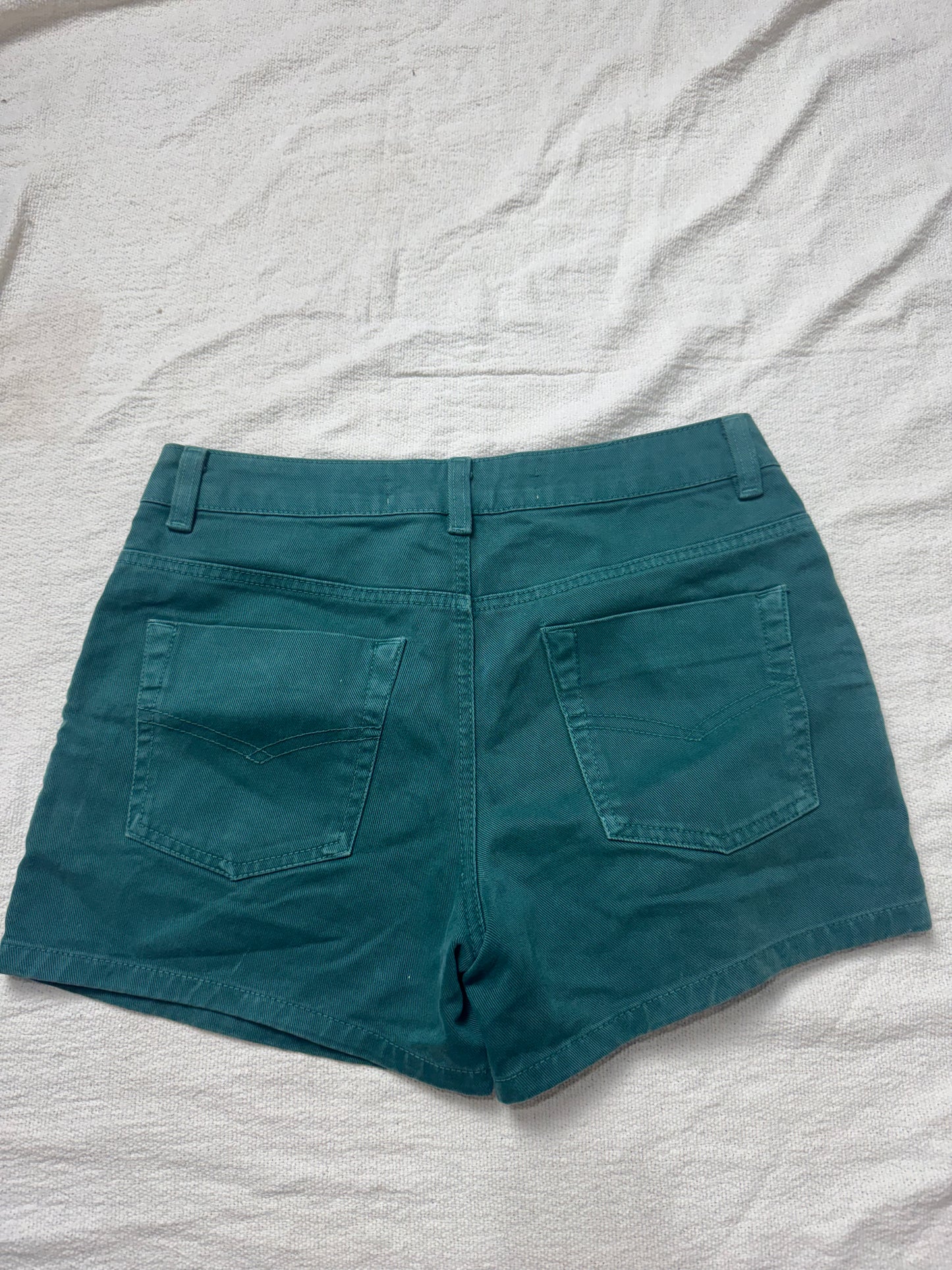 Short Jeans Sarja Verde com Aplicações