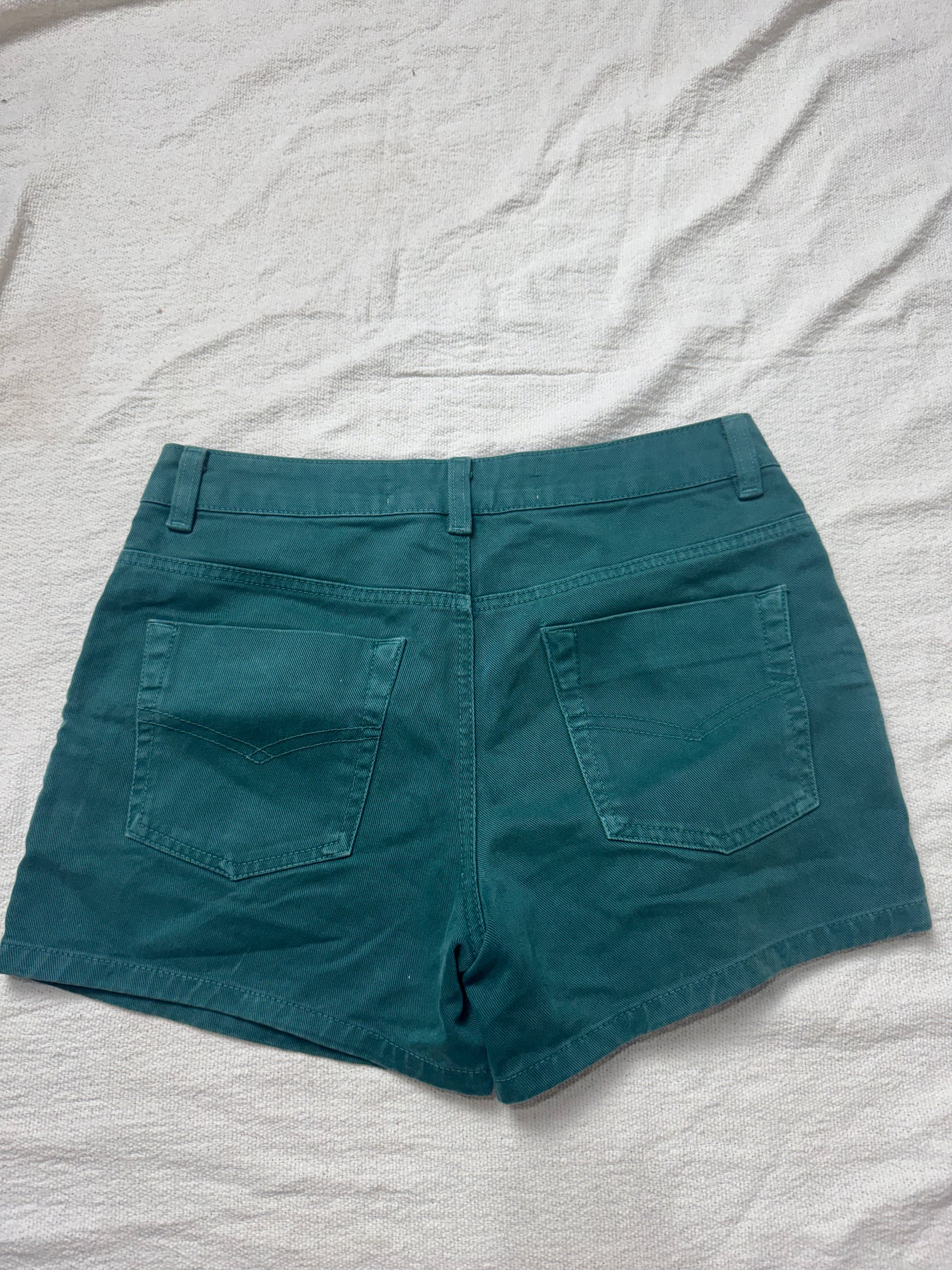 Short Jeans Sarja Verde com Aplicações