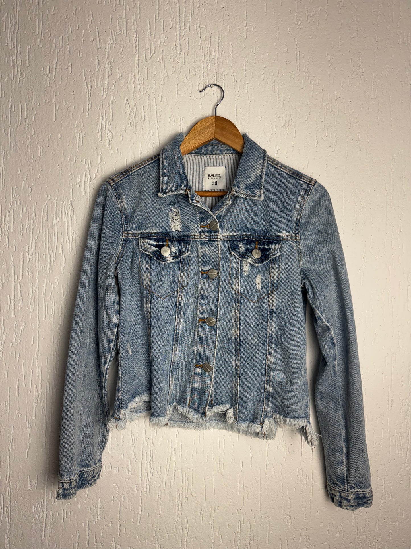 Jaqueta Jeans Destroyed com Barra Desfiada Blue Steel Feminina