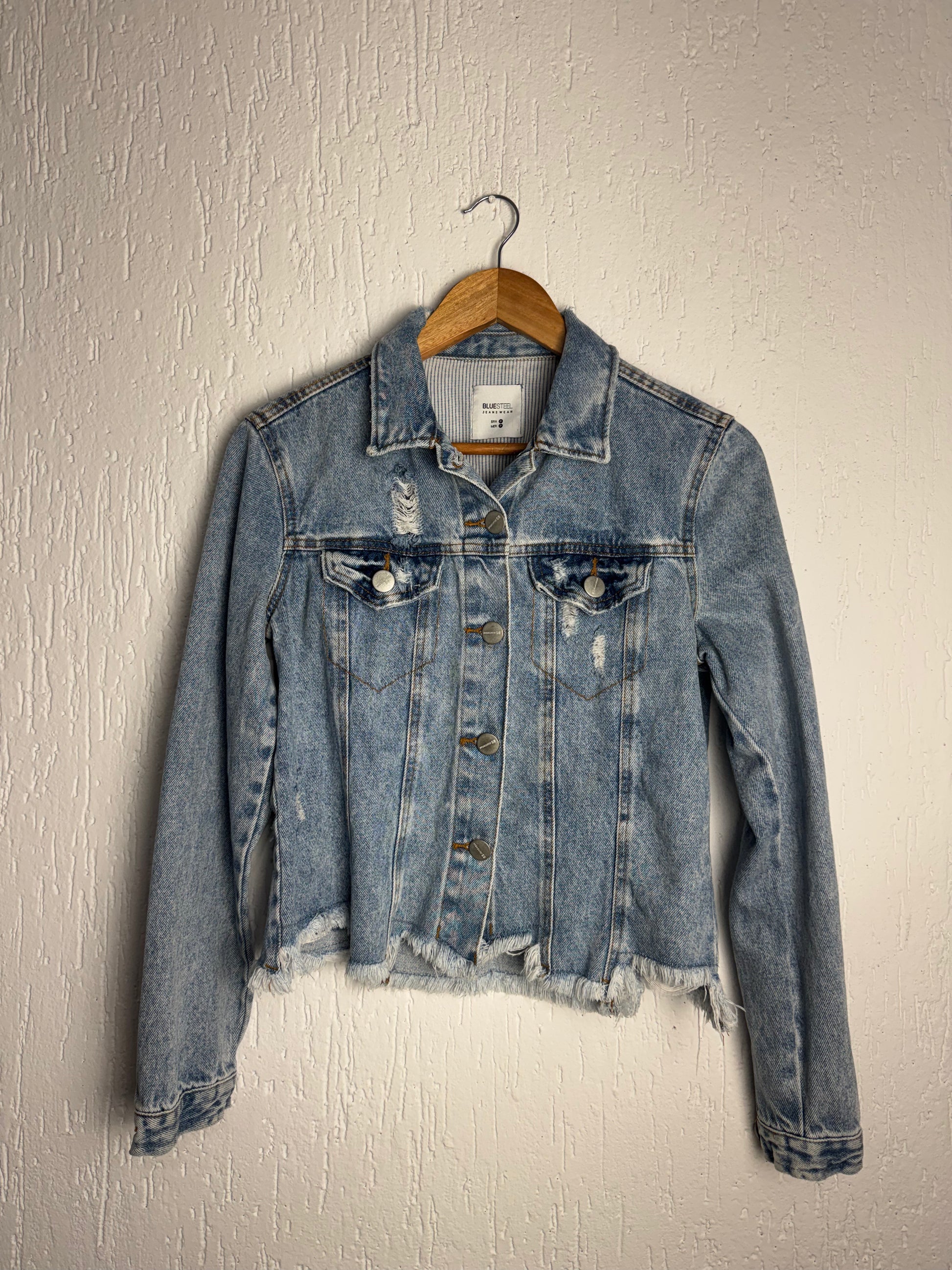 Jaqueta Jeans Destroyed com Barra Desfiada Blue Steel Feminina