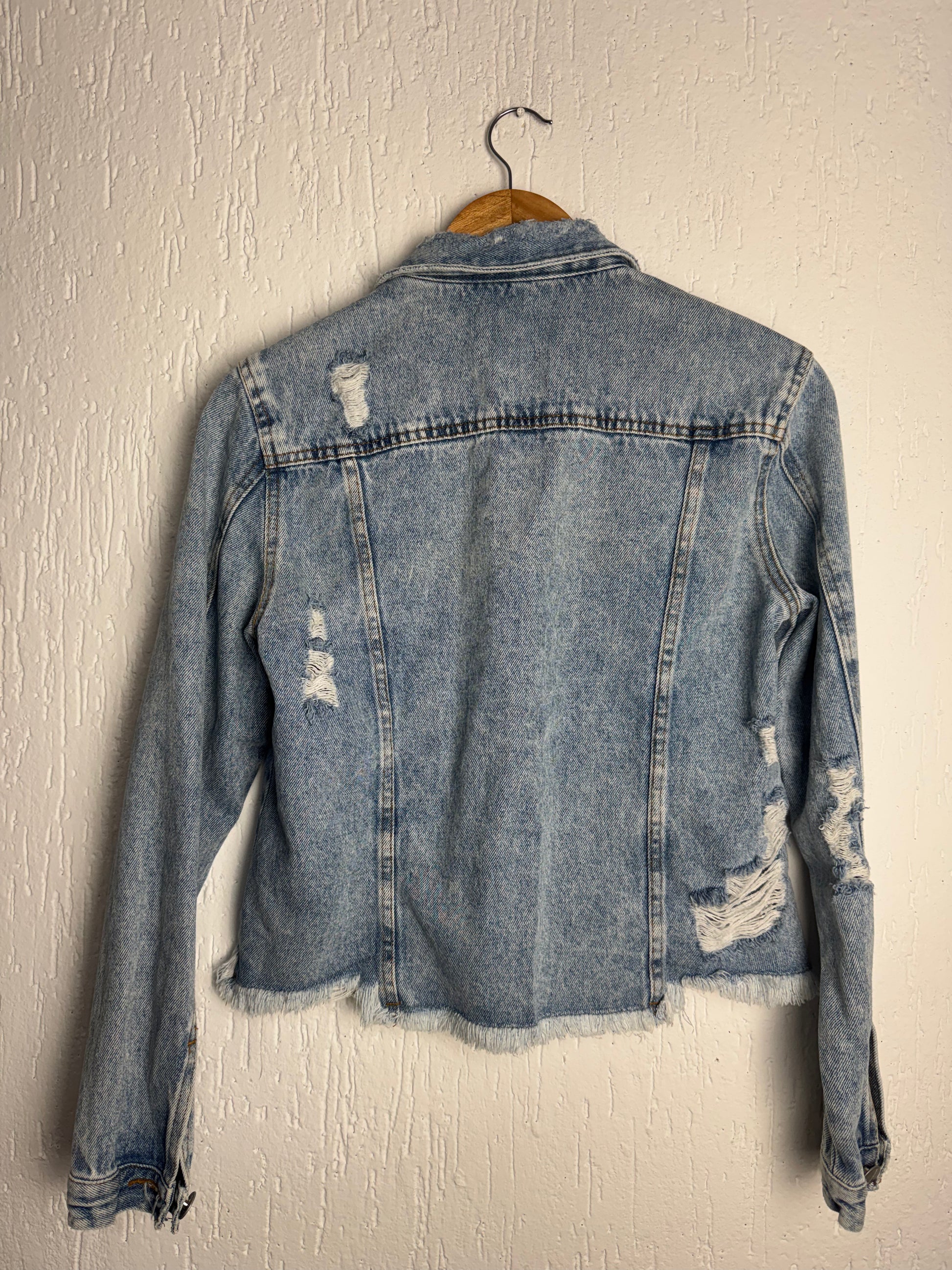 Jaqueta Jeans Destroyed com Barra Desfiada Blue Steel Feminina