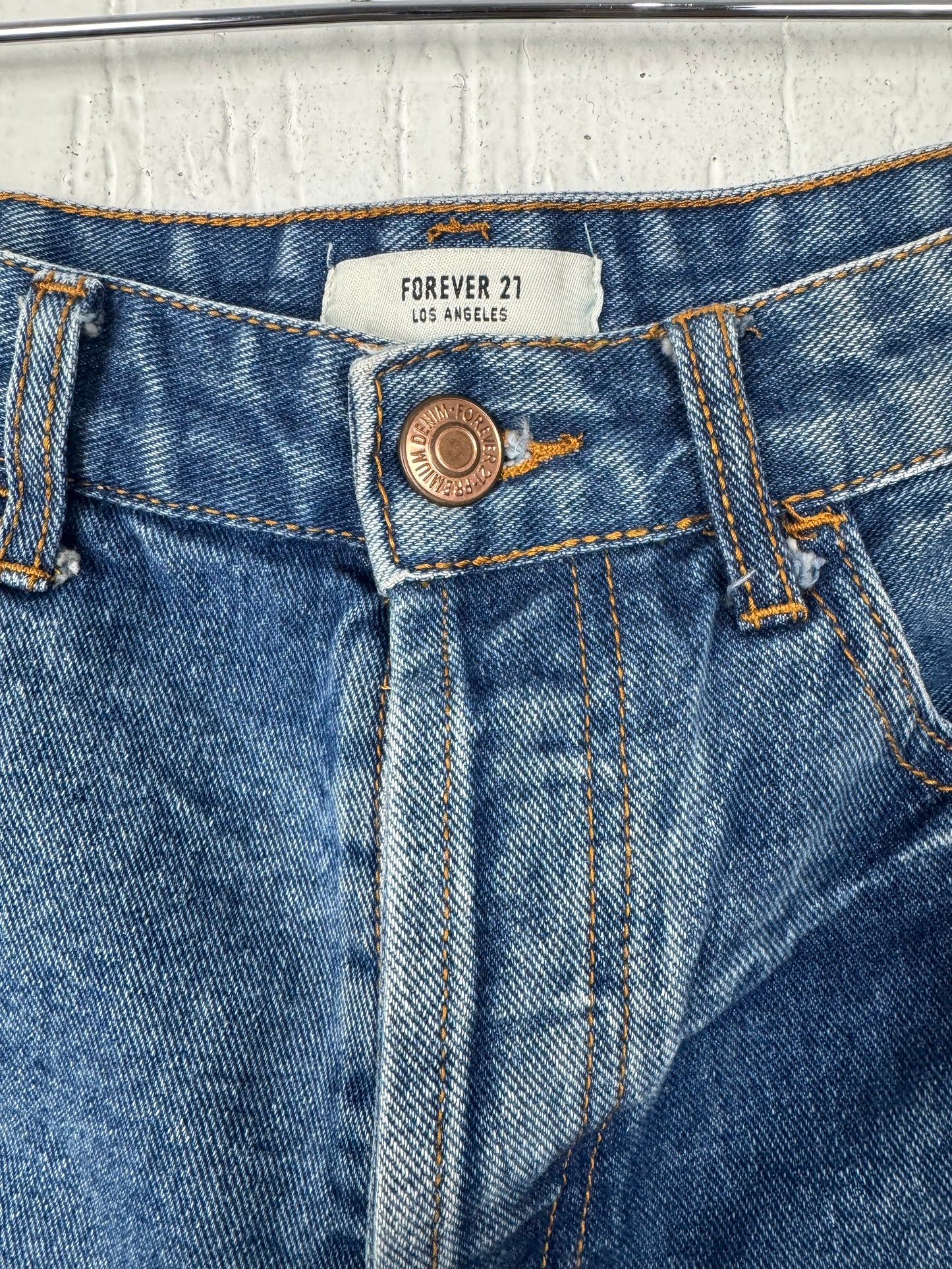 Short Jeans Feminino Cintura Média Barra Desfiada Forever 21