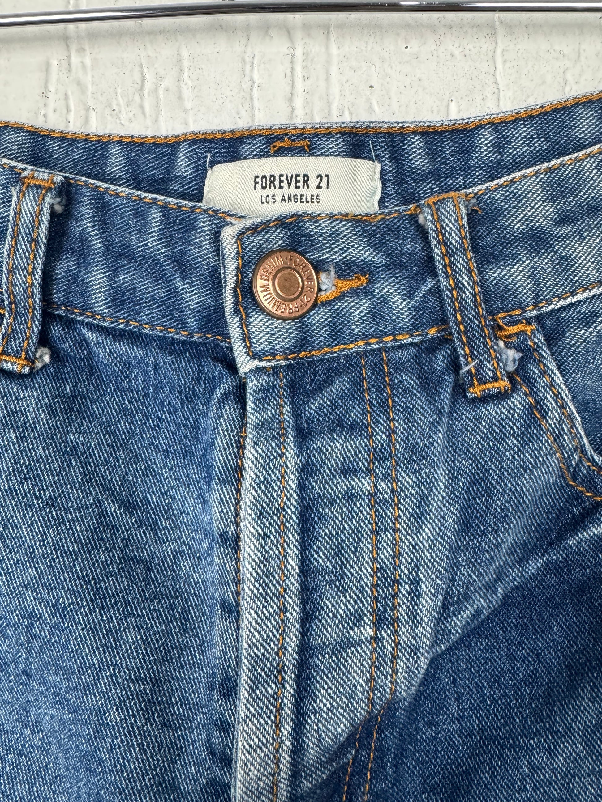 Short Jeans Feminino Cintura Média Barra Desfiada Forever 21