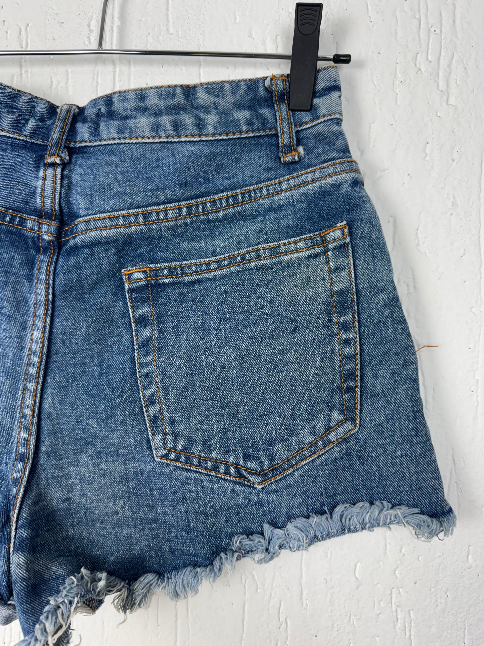 Short Jeans Feminino Cintura Média Barra Desfiada Forever 21