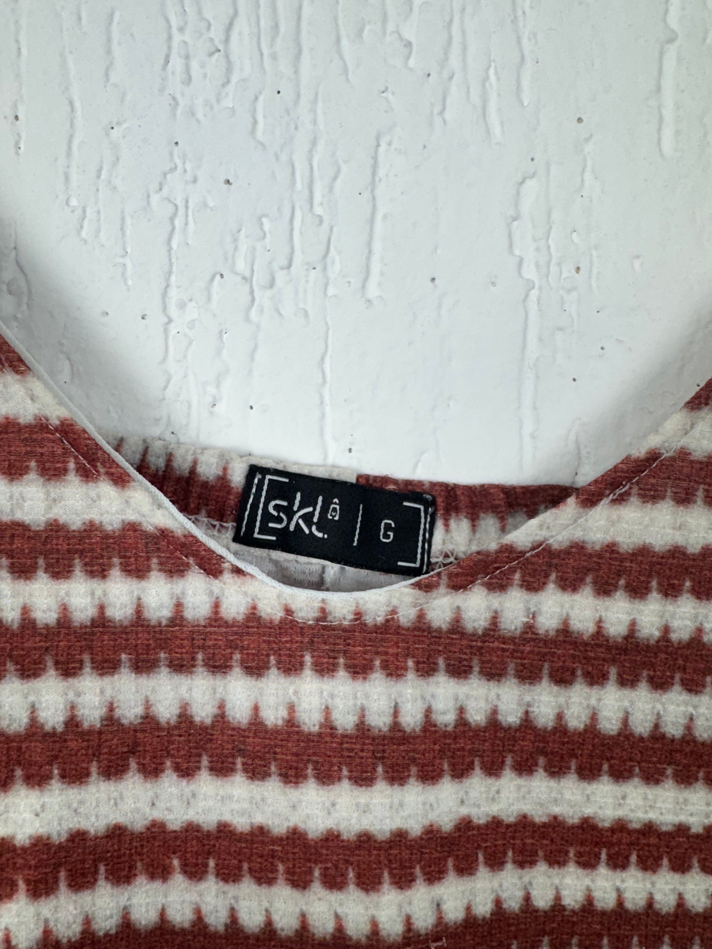 Regata Feminina Tricô Listrada Terracota e Off-White com Argolas Sklô