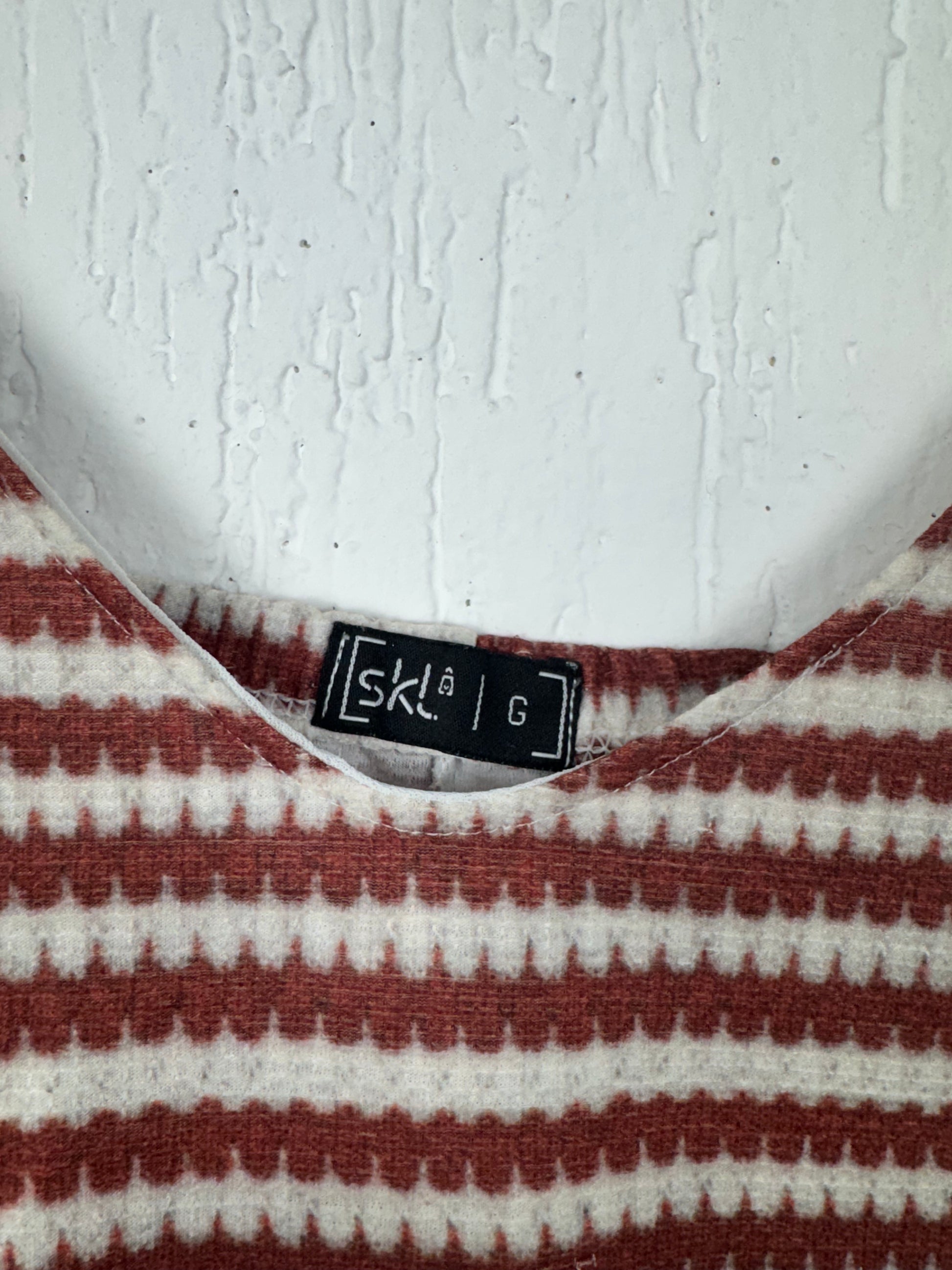 Regata Feminina Tricô Listrada Terracota e Off-White com Argolas Sklô