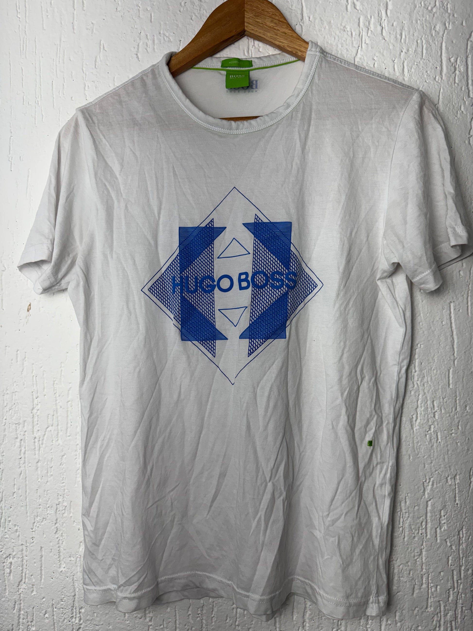 Camiseta Hugo Boss Branca com Logo Geométrico Azul